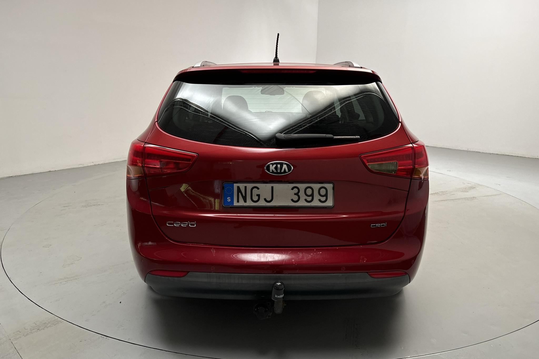 KIA Cee'd 1.6 CRDi SW (128hk) - 195 590 km - Manual - red - 2013