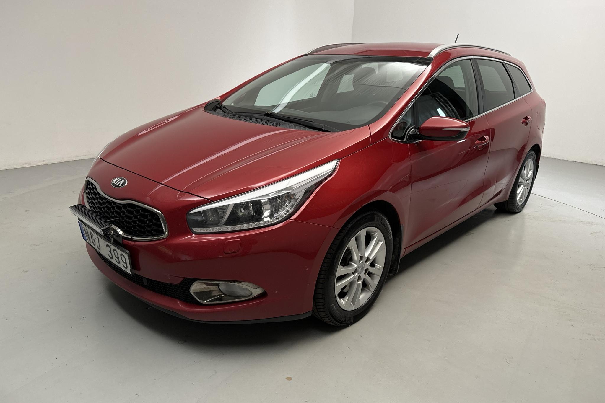 KIA Cee'd 1.6 CRDi SW (128hk) - 19 559 mil - Manuell - röd - 2013