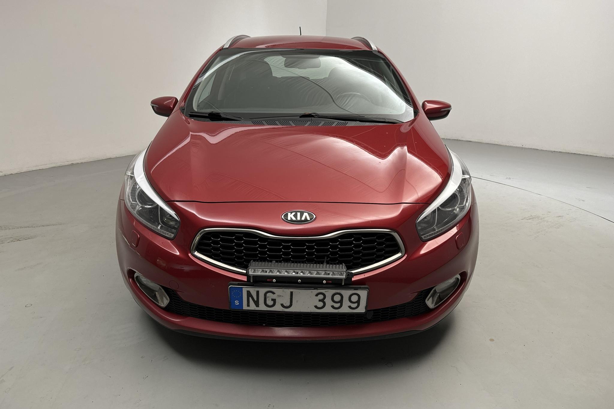 KIA Cee'd 1.6 CRDi SW (128hk) - 195 590 km - Käsitsi - punane - 2013