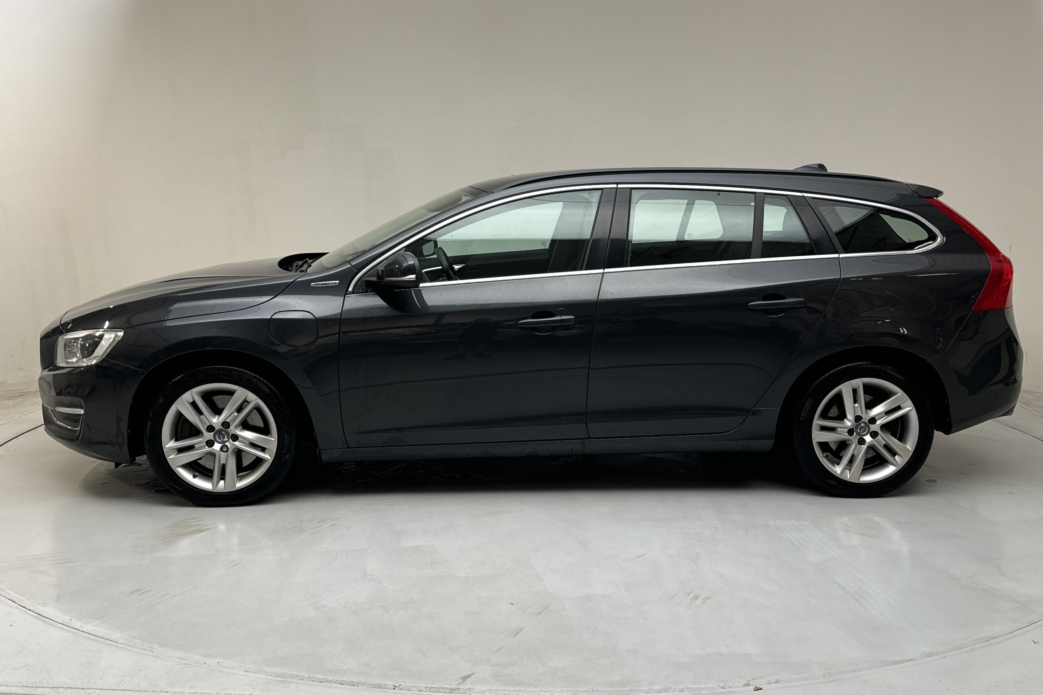 Volvo V60 D6 AWD Twin Engine (220hk) - 225 690 km - Automaatne - hall - 2016