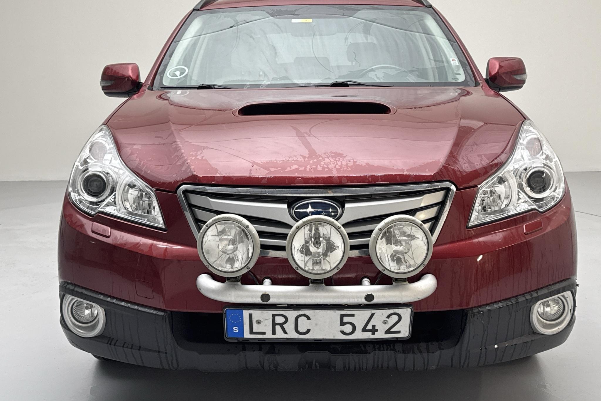 Subaru Outback 2.0D (150hk) - 239 290 km - Manual - red - 2011