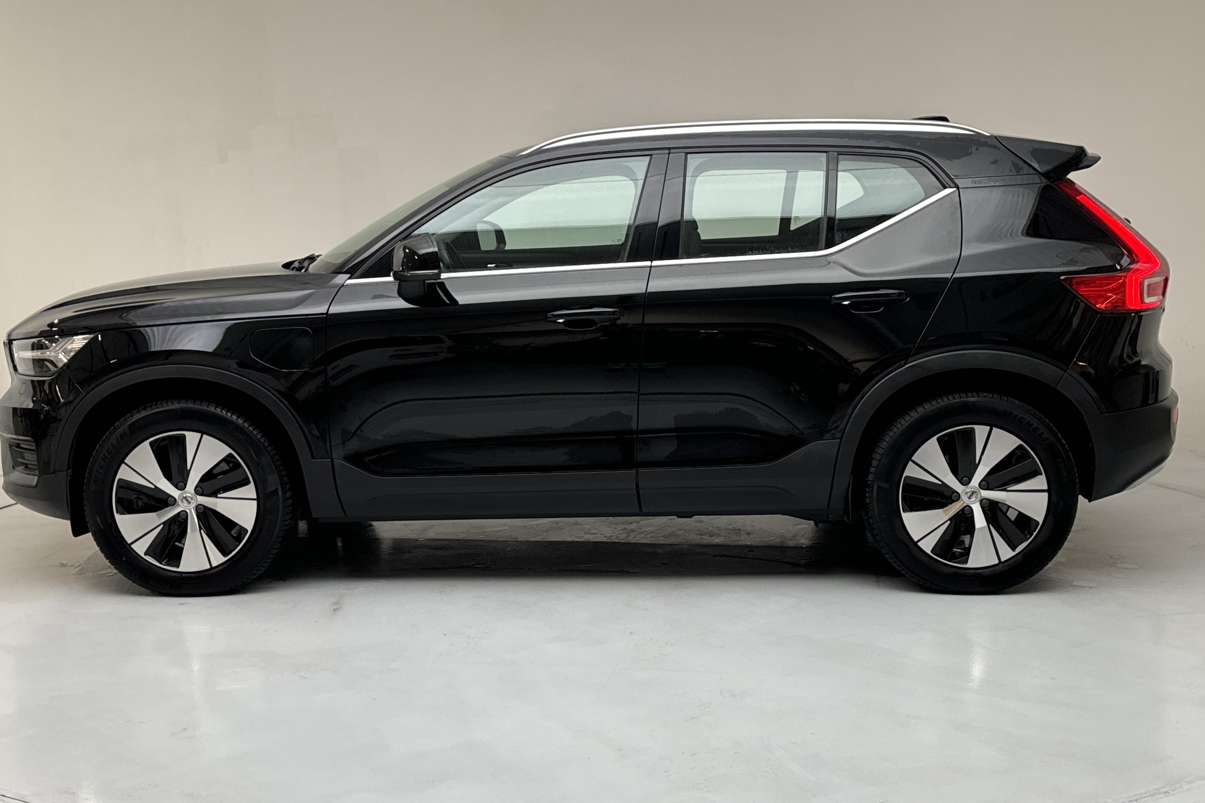 Volvo XC40 T4 2WD Recharge (211hk) - 6 033 mil - Automat - svart - 2022