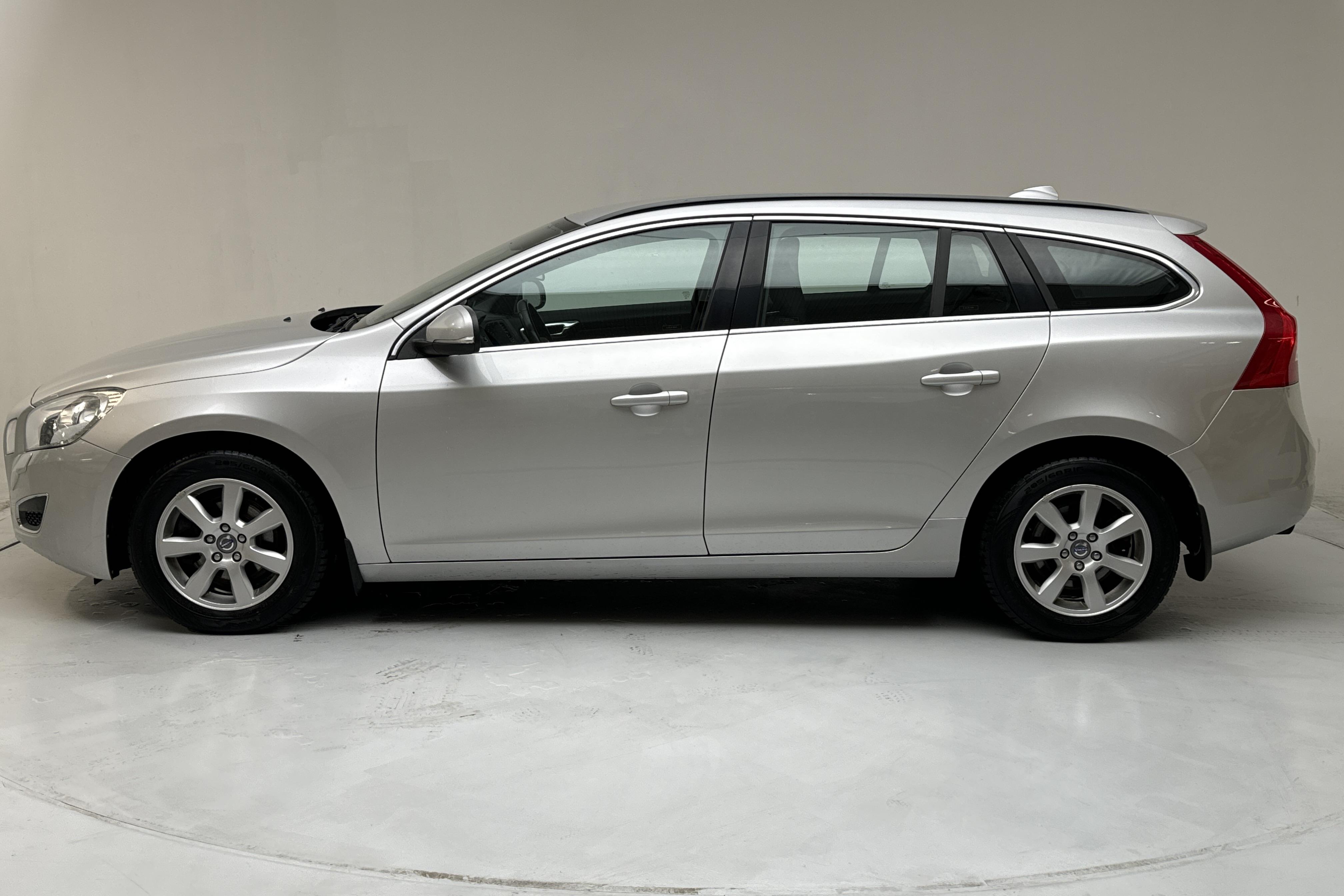 Volvo V60 D2 (115hk) - 197 890 km - Automatic - Light Grey - 2013