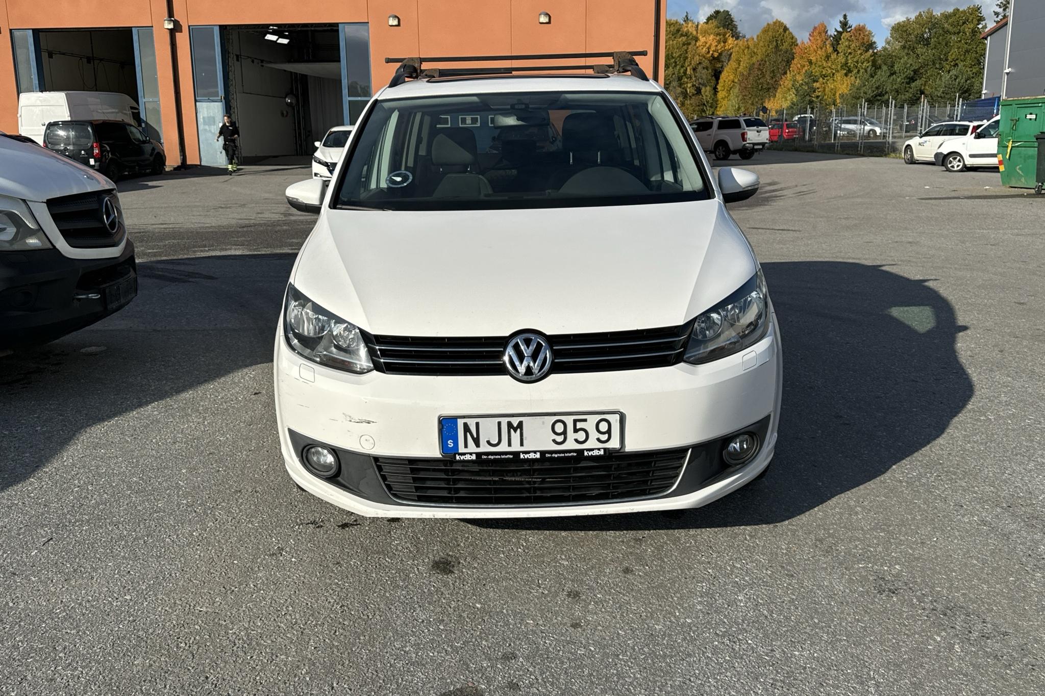 VW Touran 1.4 TSI (140hk) - 146 590 km - Manuaalinen - valkoinen - 2014