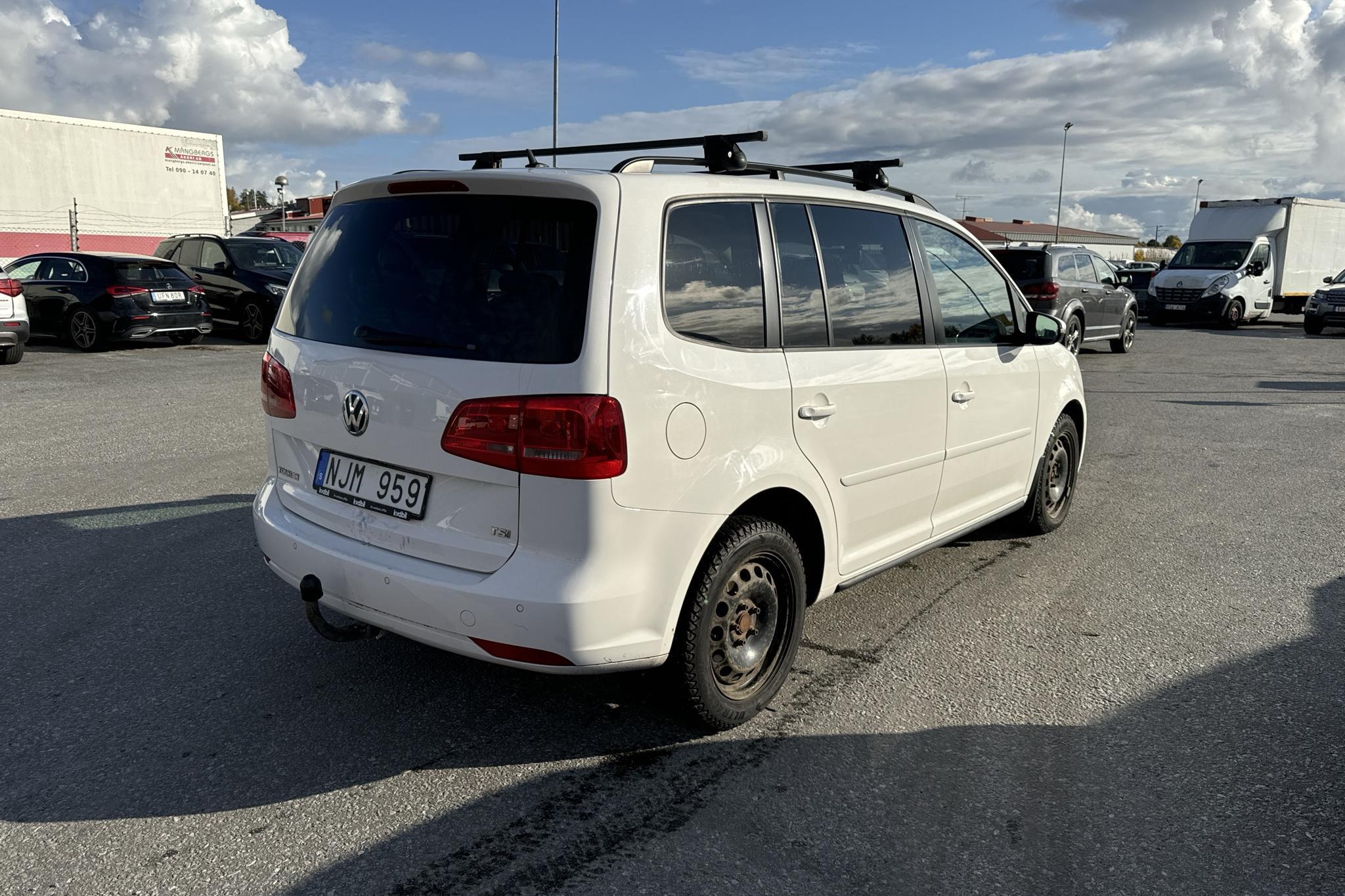 VW Touran 1.4 TSI (140hk) - 146 590 km - Käsitsi - valge - 2014