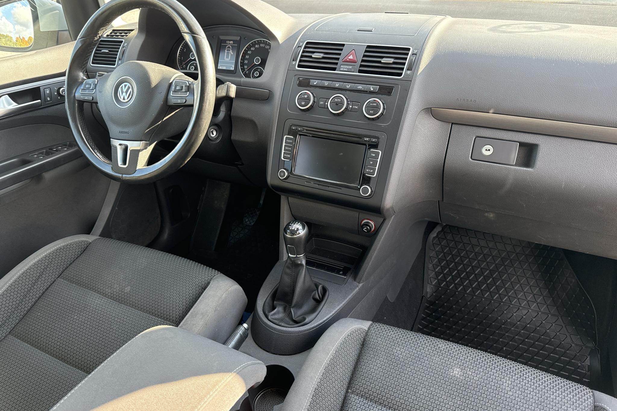 VW Touran 1.4 TSI (140hk) - 146 590 km - Käsitsi - valge - 2014