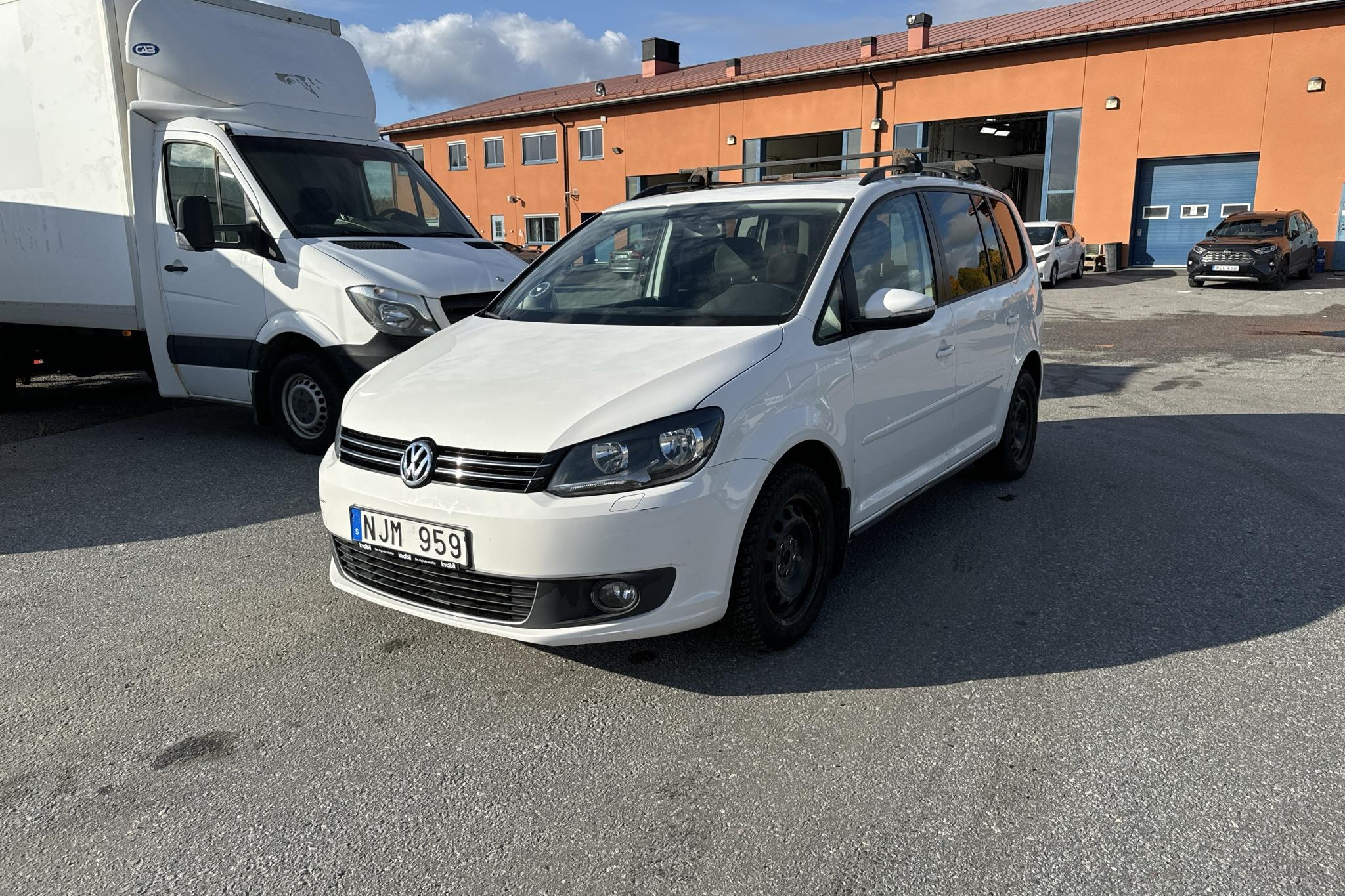 VW Touran 1.4 TSI (140hk) - 146 590 km - Manuaalinen - valkoinen - 2014