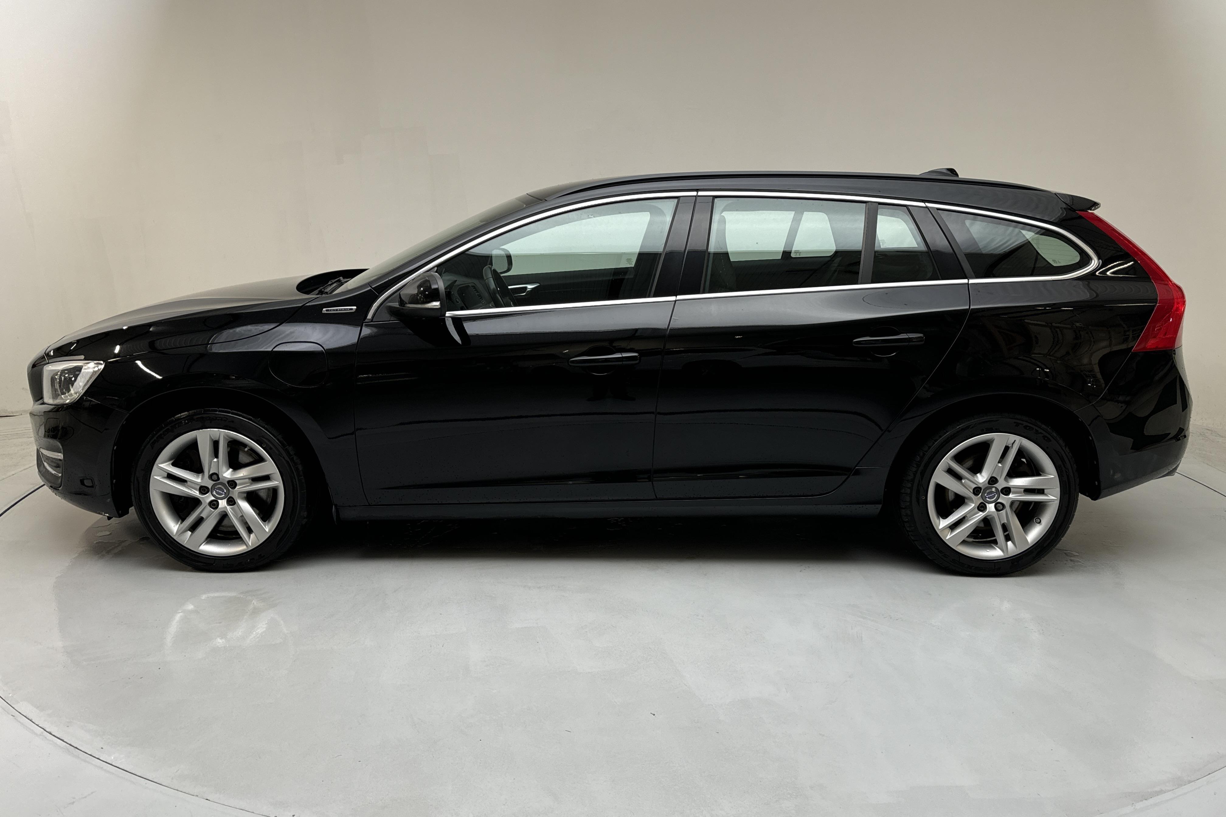 Volvo V60 D5 AWD Twin Engine (163hk) - 206 800 km - Automatic - black - 2017