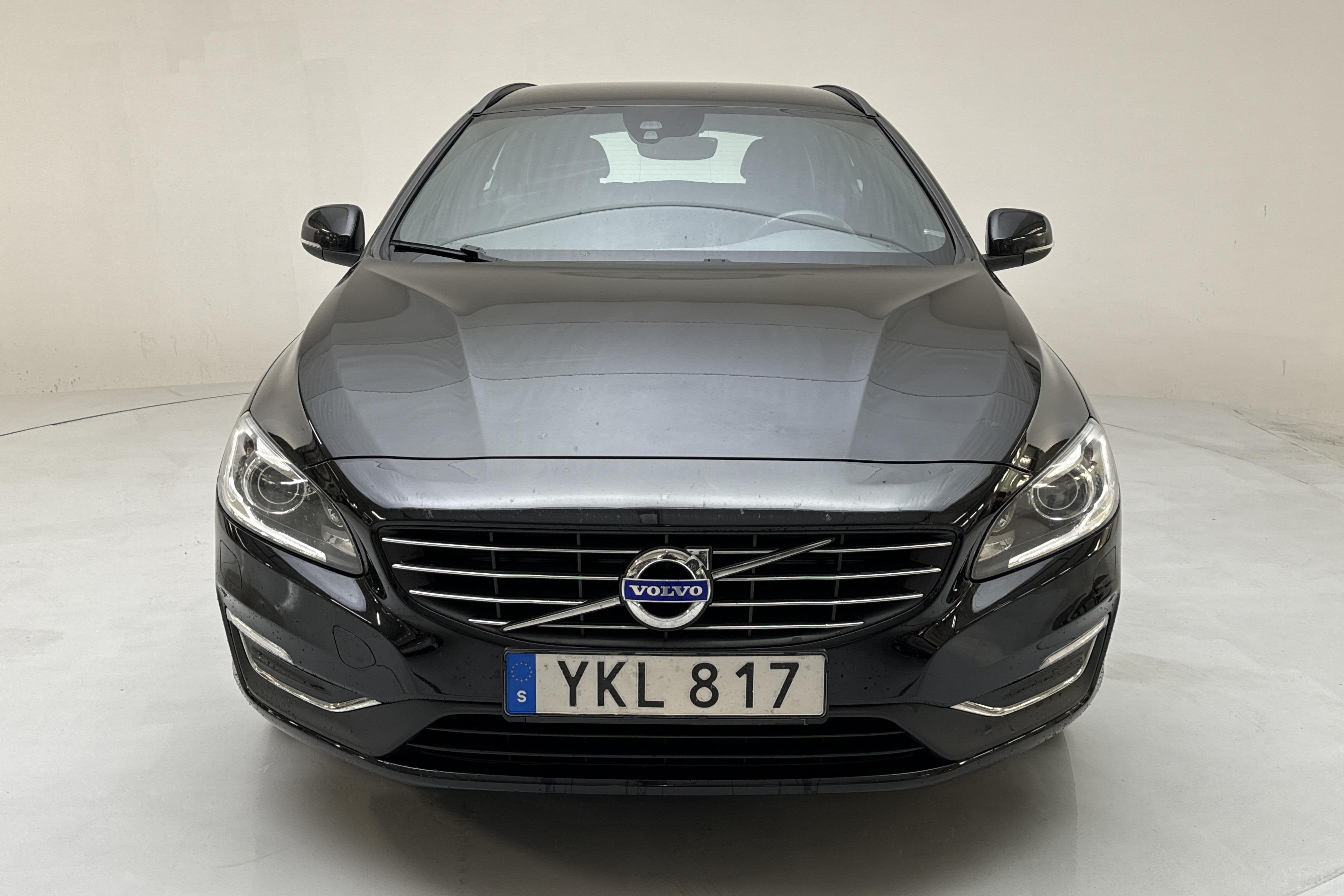 Volvo V60 D5 AWD Twin Engine (163hk) - 20 680 mil - Automat - svart - 2017