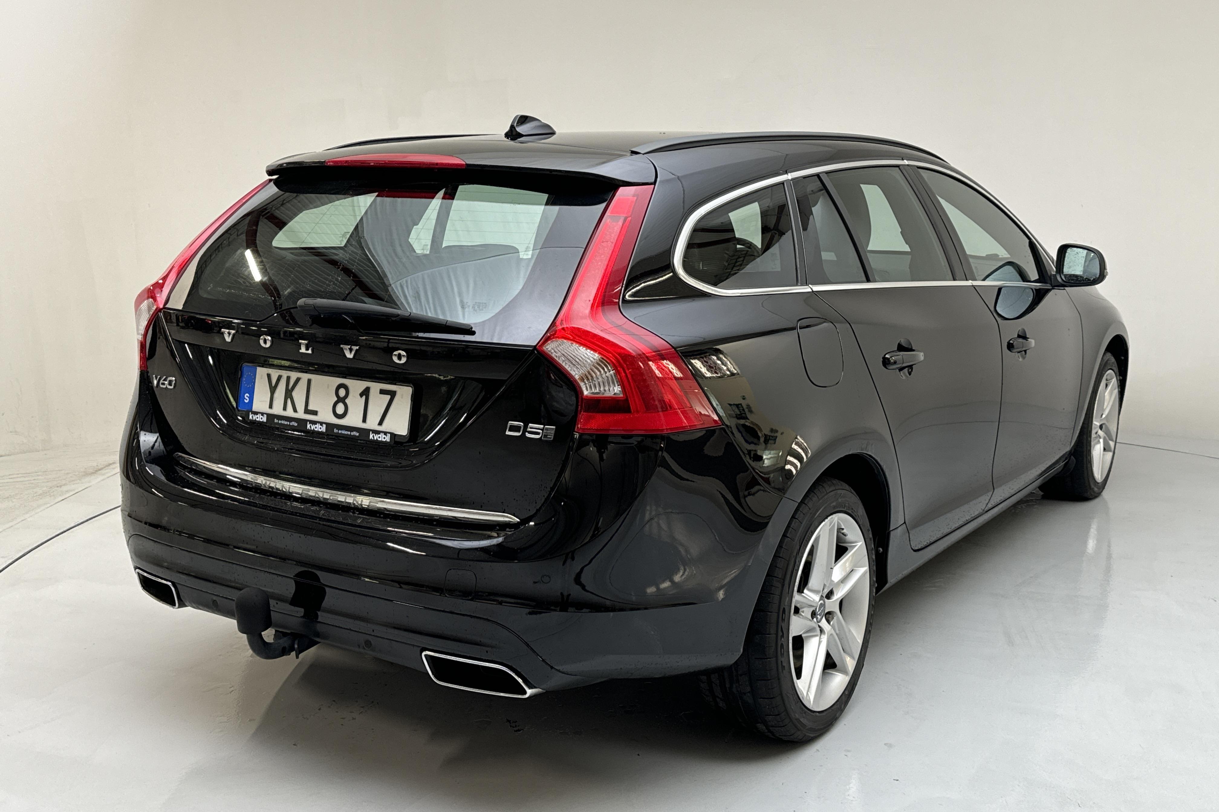 Volvo V60 D5 AWD Twin Engine (163hk) - 20 680 mil - Automat - svart - 2017