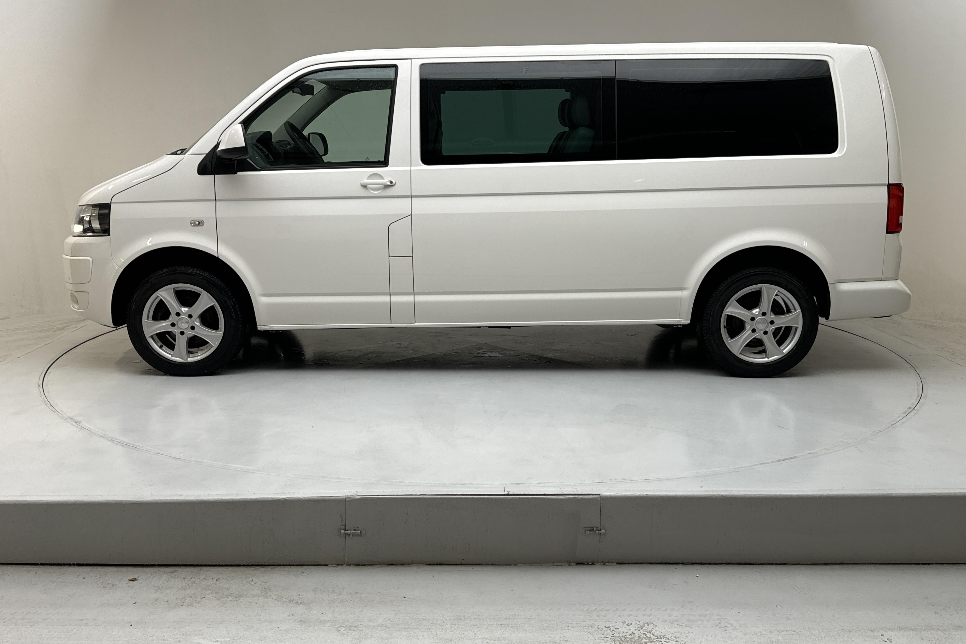 VW Caravelle 2.0 TDI 4MOTION (140hk) - 116 740 km - Manualna - biały - 2014