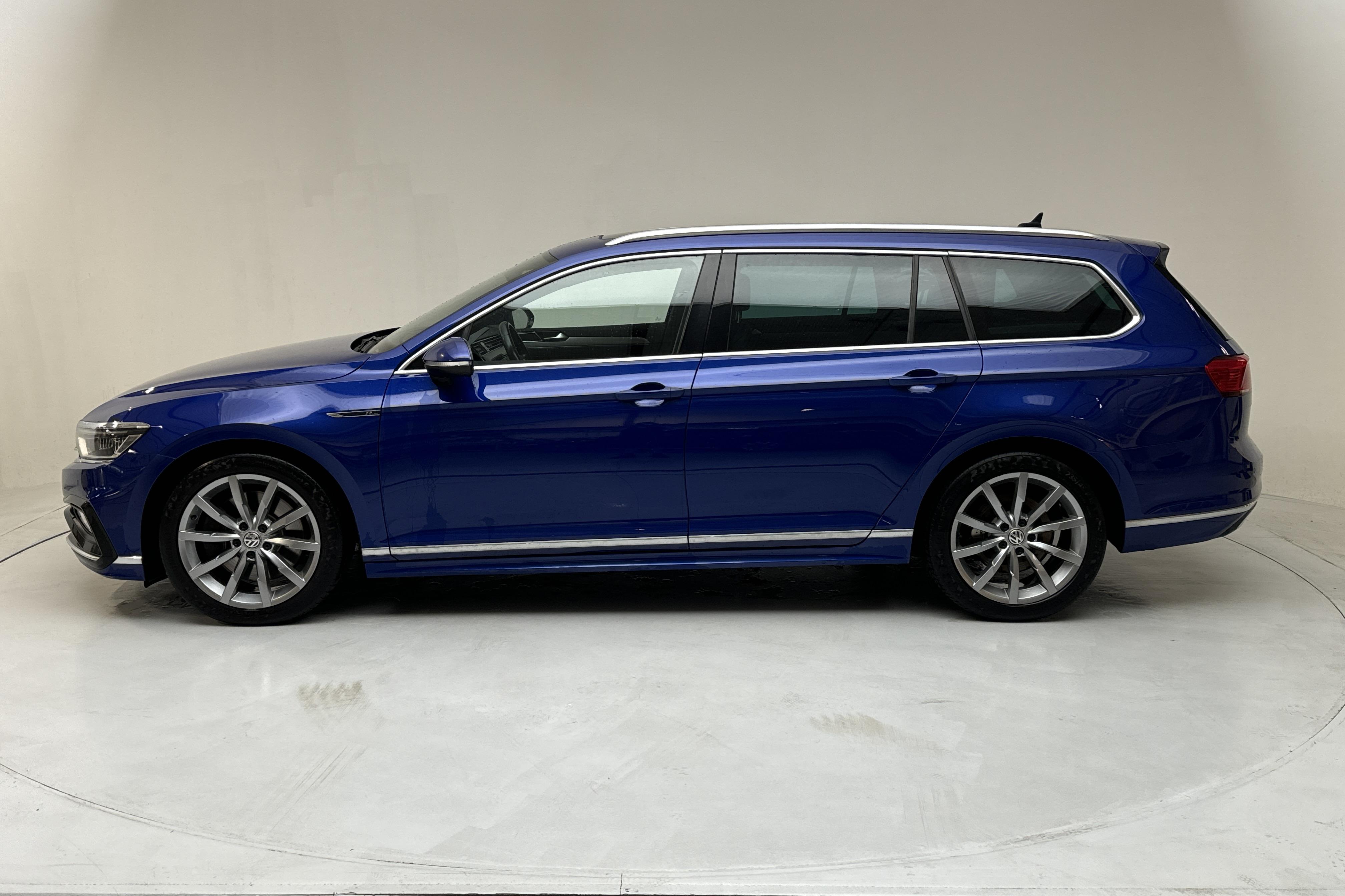 VW Passat 2.0 TDI BiTurbo Sportscombi 4MOTION (240hk) - 135 800 km - Automatyczna - niebieski - 2020