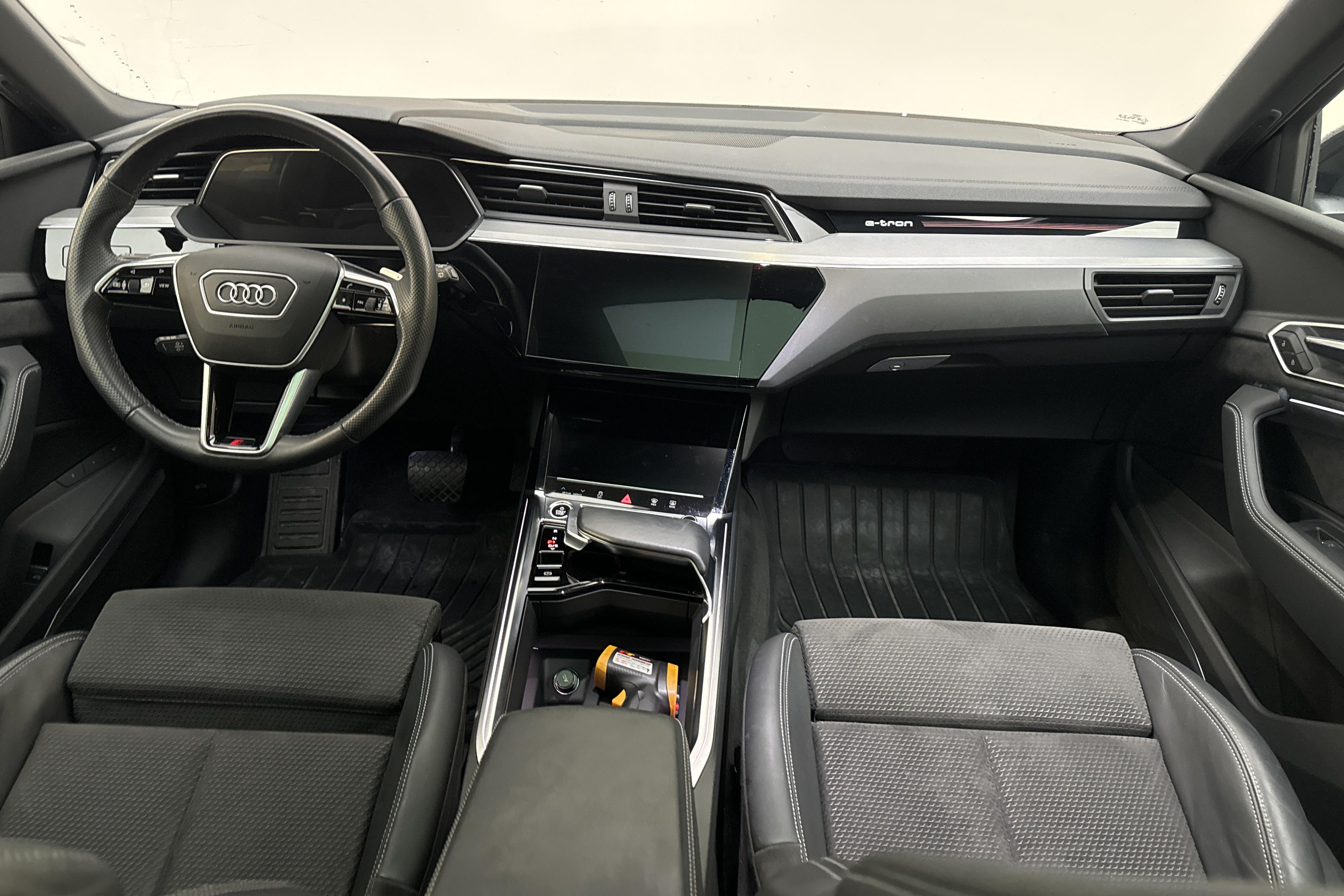 Audi e-tron 55 quattro 95 kWh (408hk) - 60 820 km - Automaatne - must - 2021