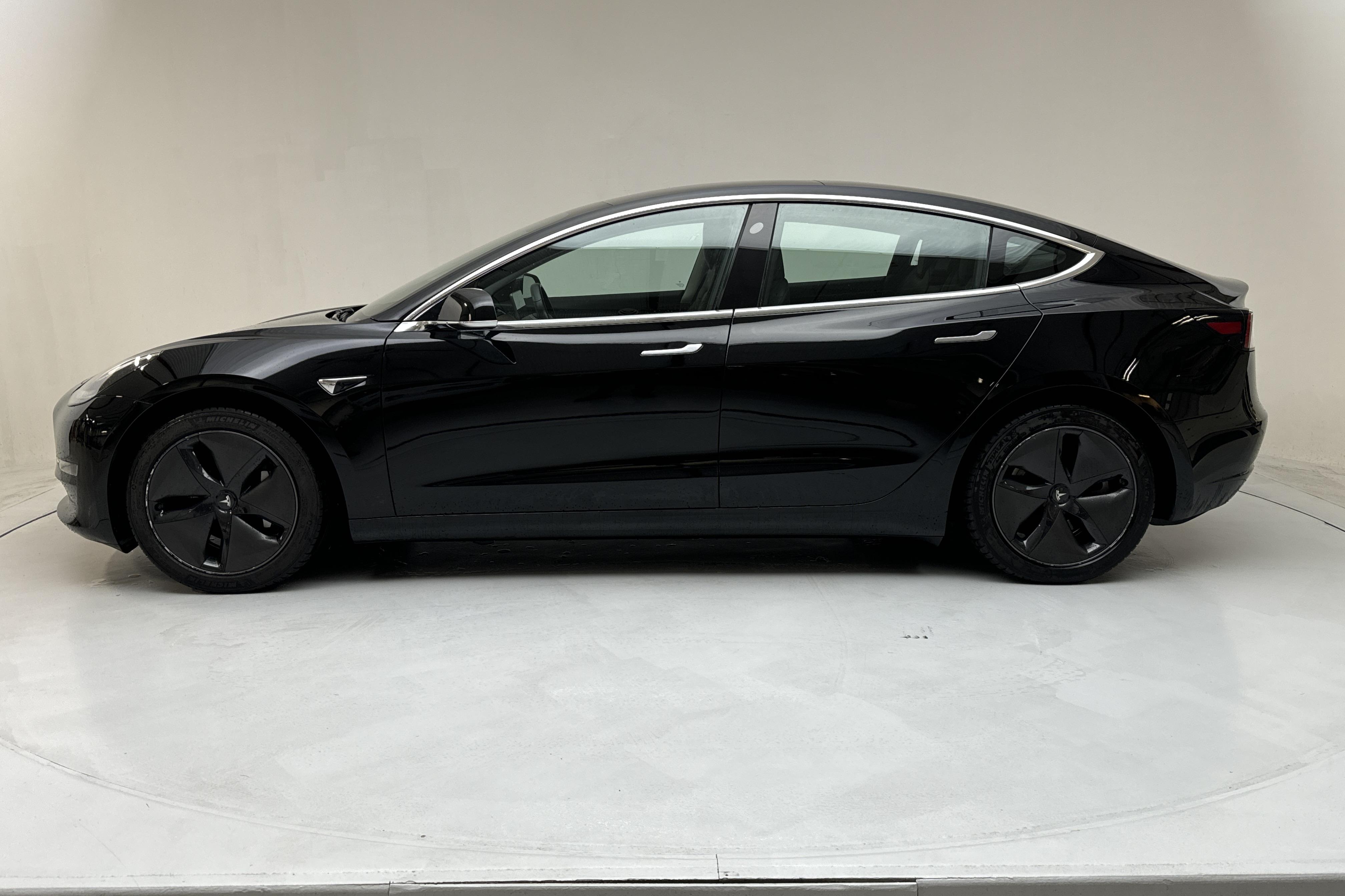 Tesla Model 3 Long Range Dual Motor AWD - 5 339 mil - Automat - svart - 2019