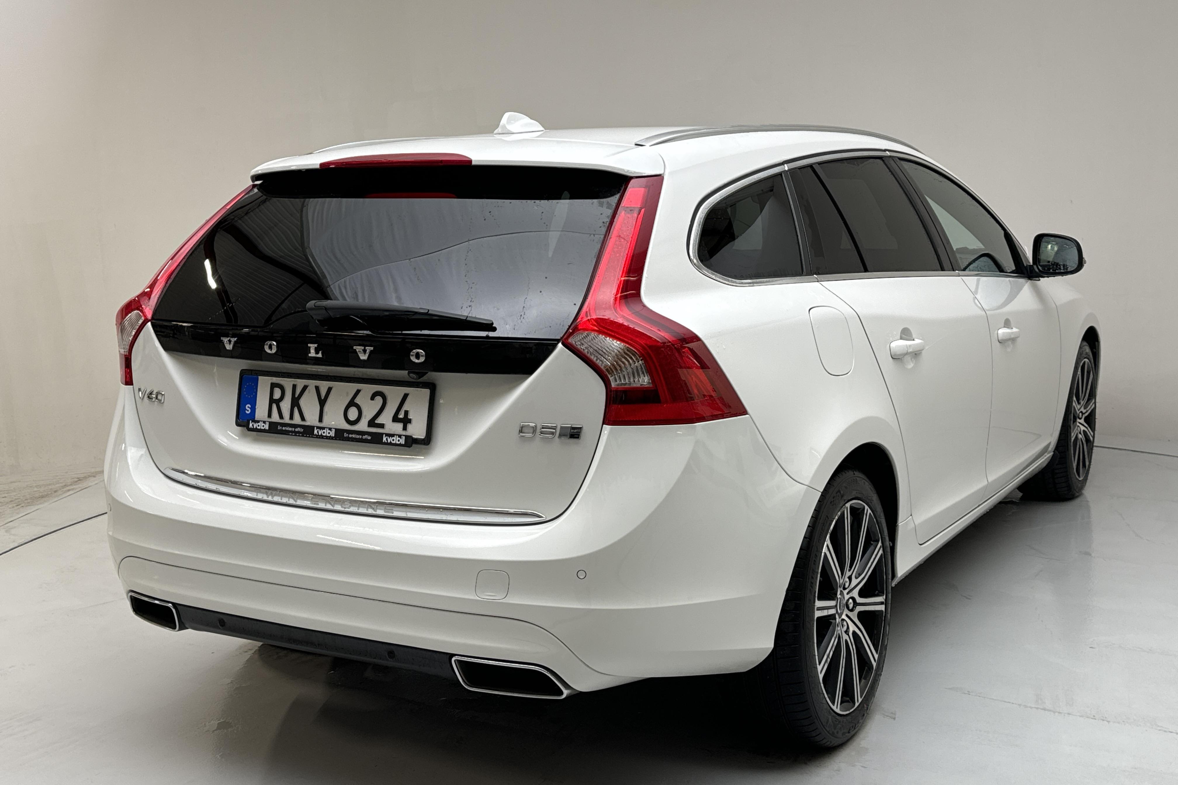 Volvo V60 D5 AWD Twin Engine (163hk) - 116 810 km - Automaatne - valge - 2018