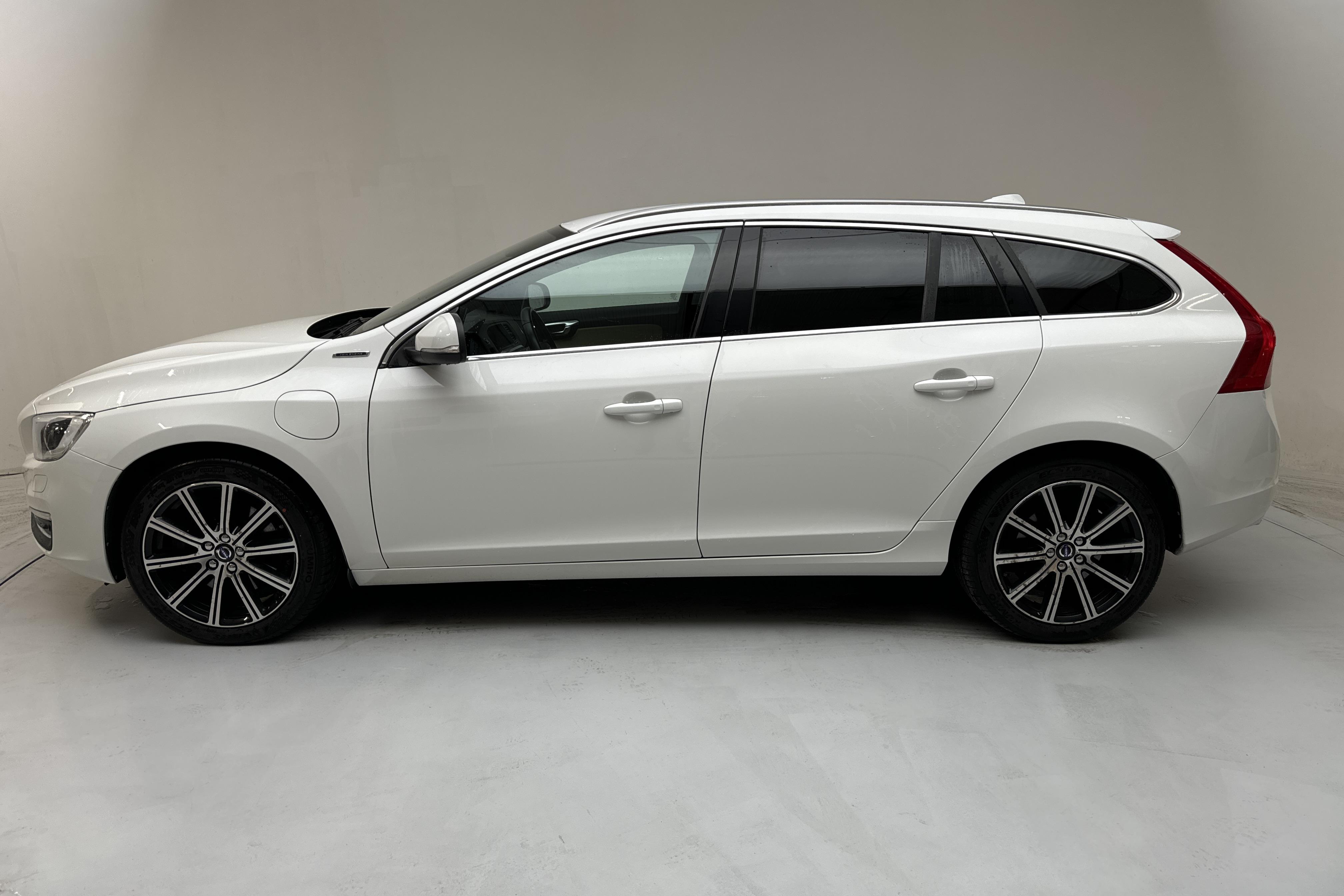 Volvo V60 D5 AWD Twin Engine (163hk) - 11 681 mil - Automat - vit - 2018