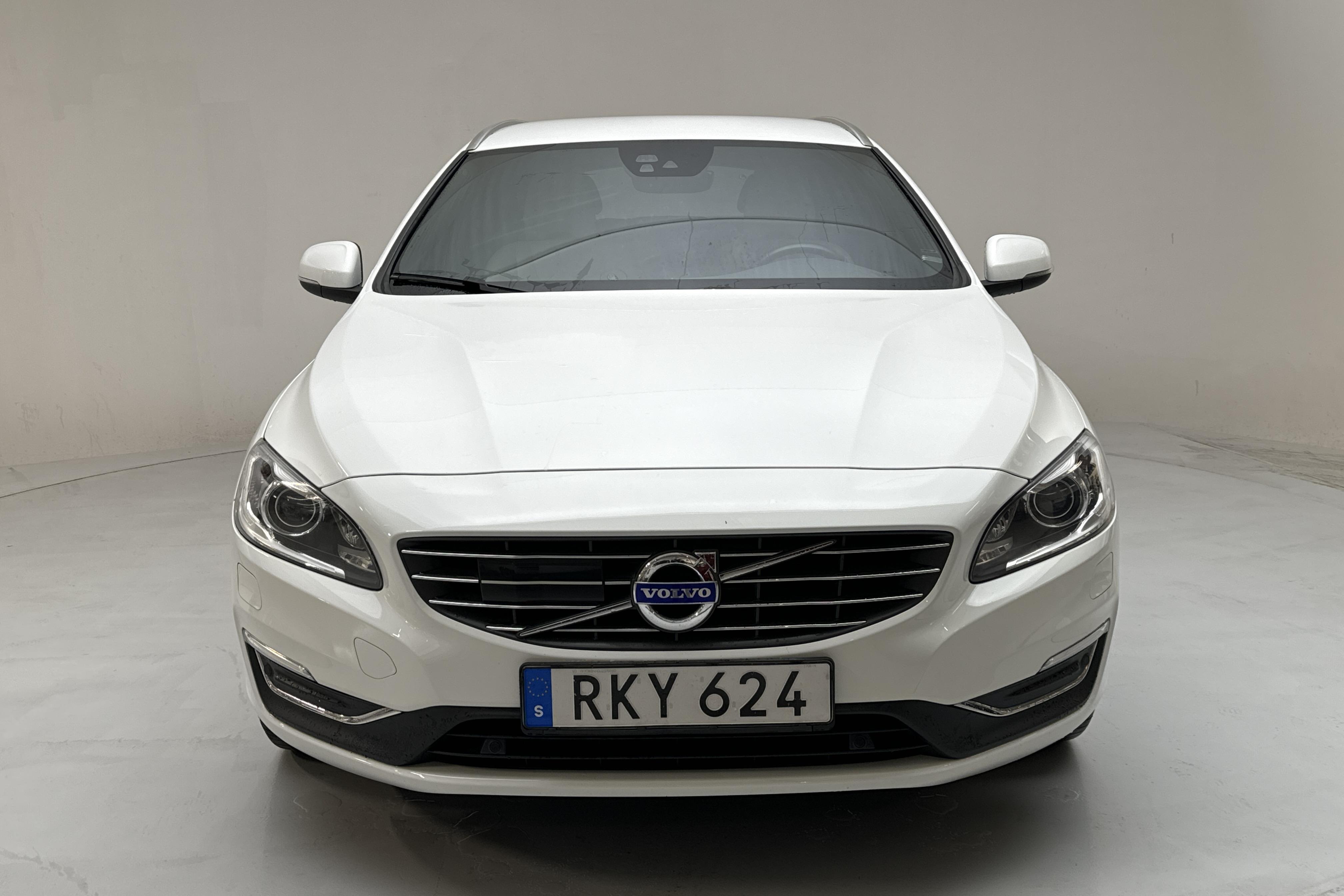 Volvo V60 D5 AWD Twin Engine (163hk) - 11 681 mil - Automat - vit - 2018