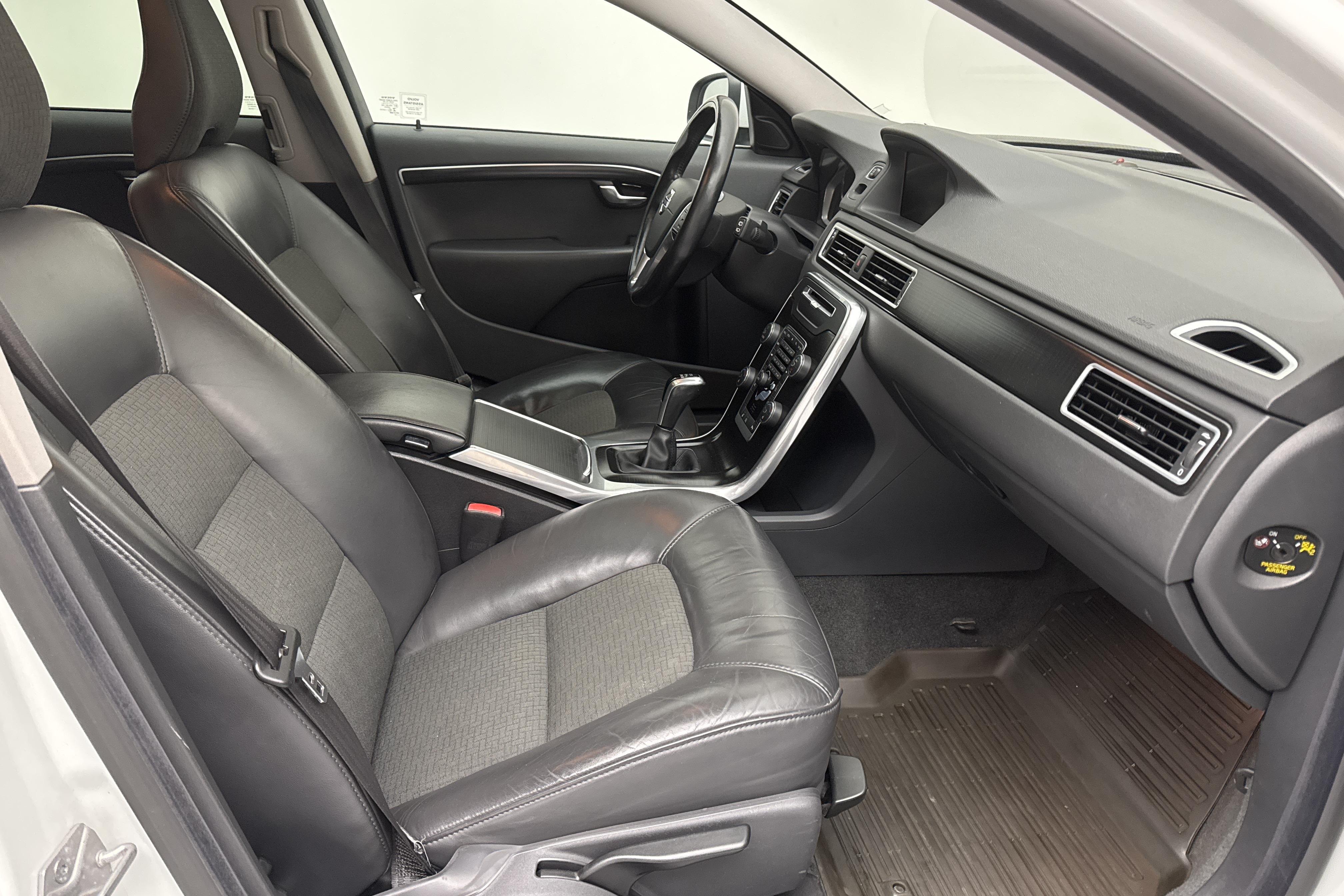 Volvo V70 II D4 (181hk) - 246 630 km - Käsitsi - valge - 2014