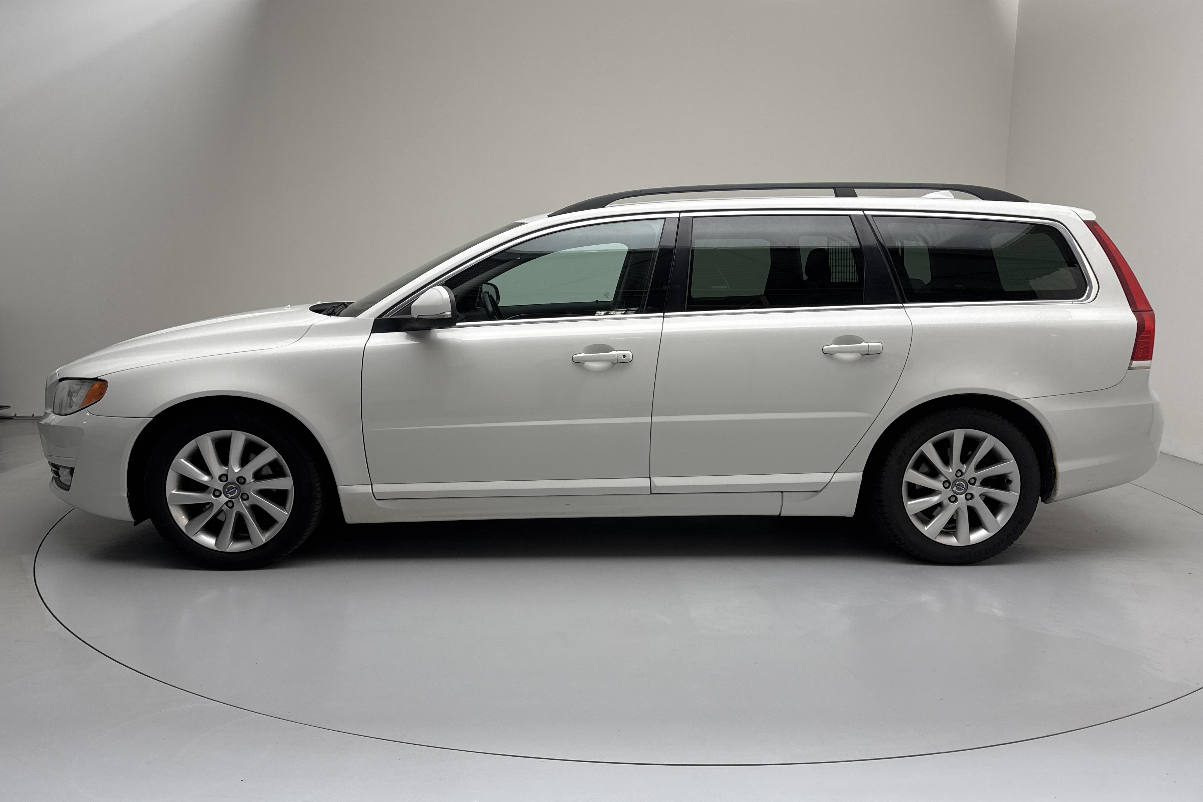 Volvo V70 II D4 (181hk) - 246 630 km - Käsitsi - valge - 2014