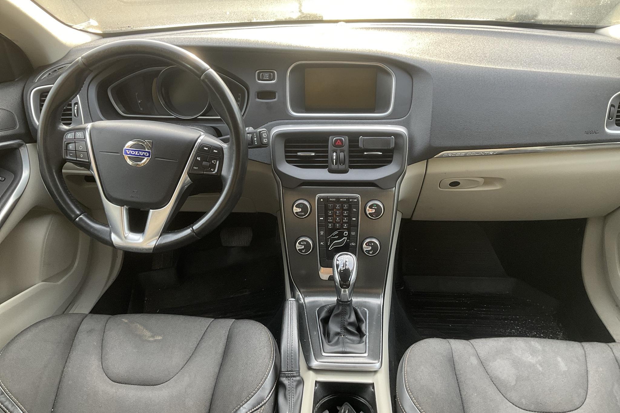 Volvo V40 Cross Country D4 (177hk) - 249 690 km - Automatic - white - 2014