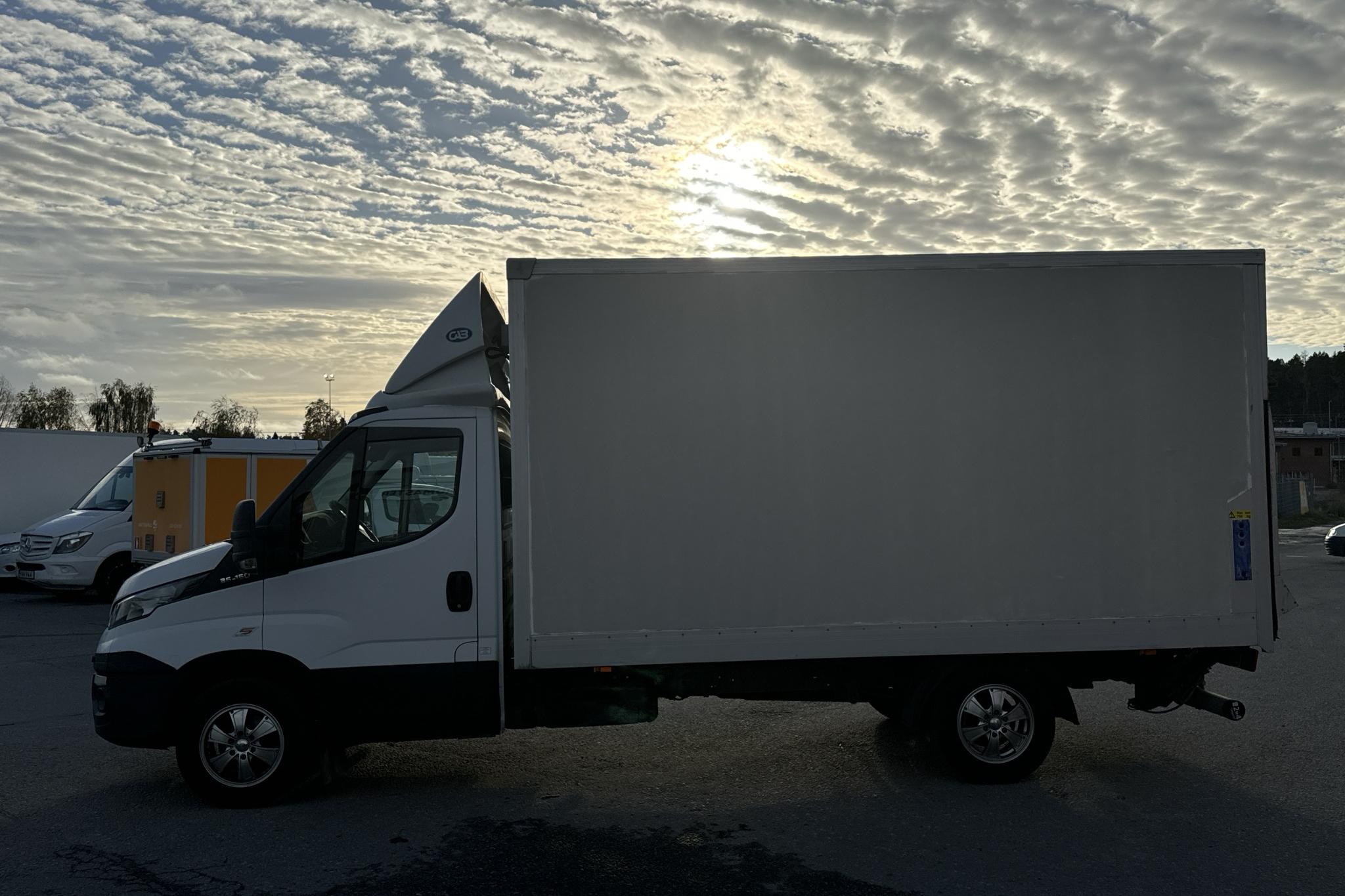 Iveco Daily 35 2.3 Volymskåp (146hk) - 181 820 km - Manual - white - 2015