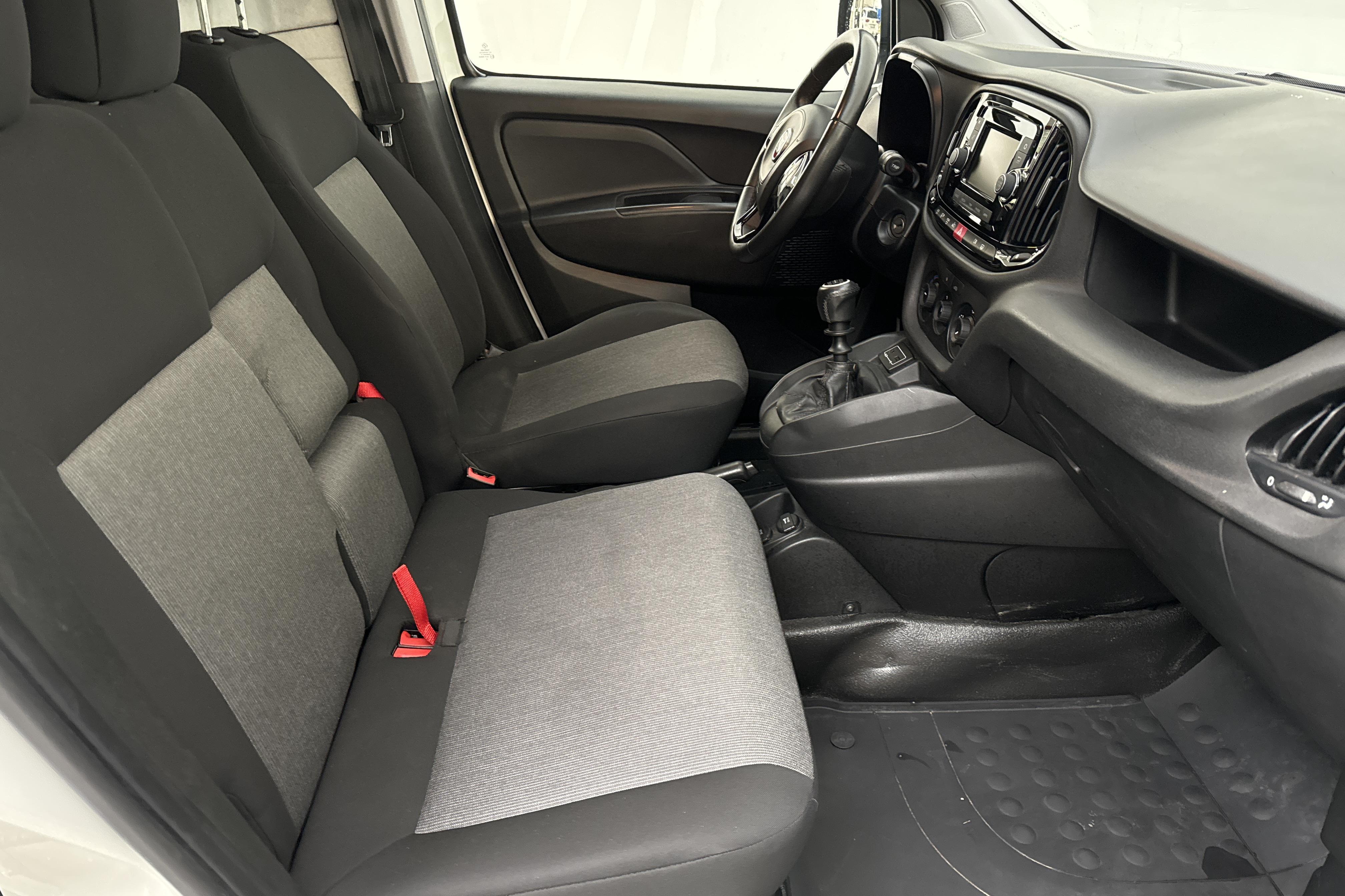 Fiat Doblo Cargo 1.6 MJT (105hk) - 125 980 km - Käsitsi - valge - 2018