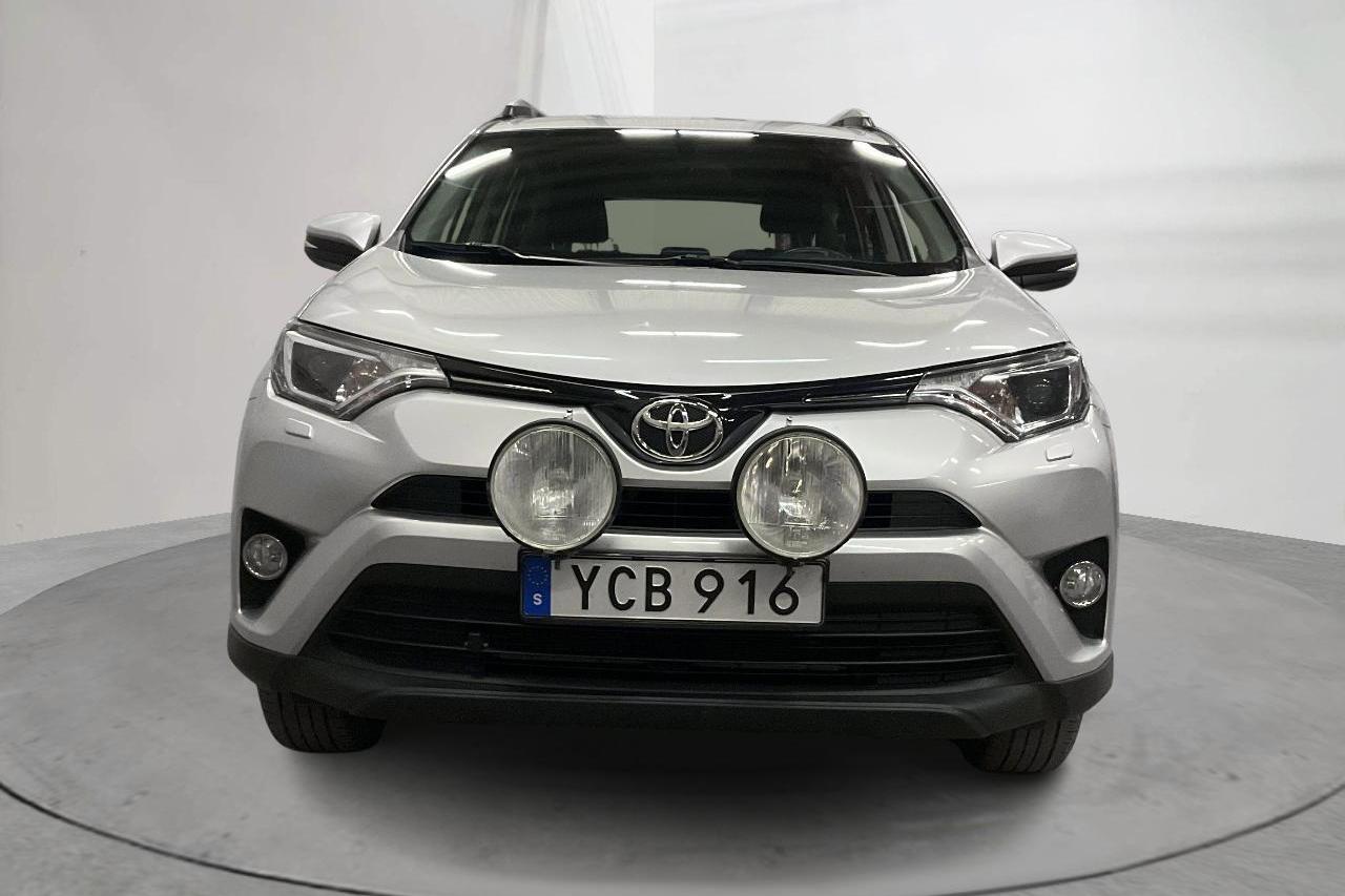 Toyota RAV4 2.0 VVT-i (151hk) - 10 811 mil - Manuell - silver - 2016