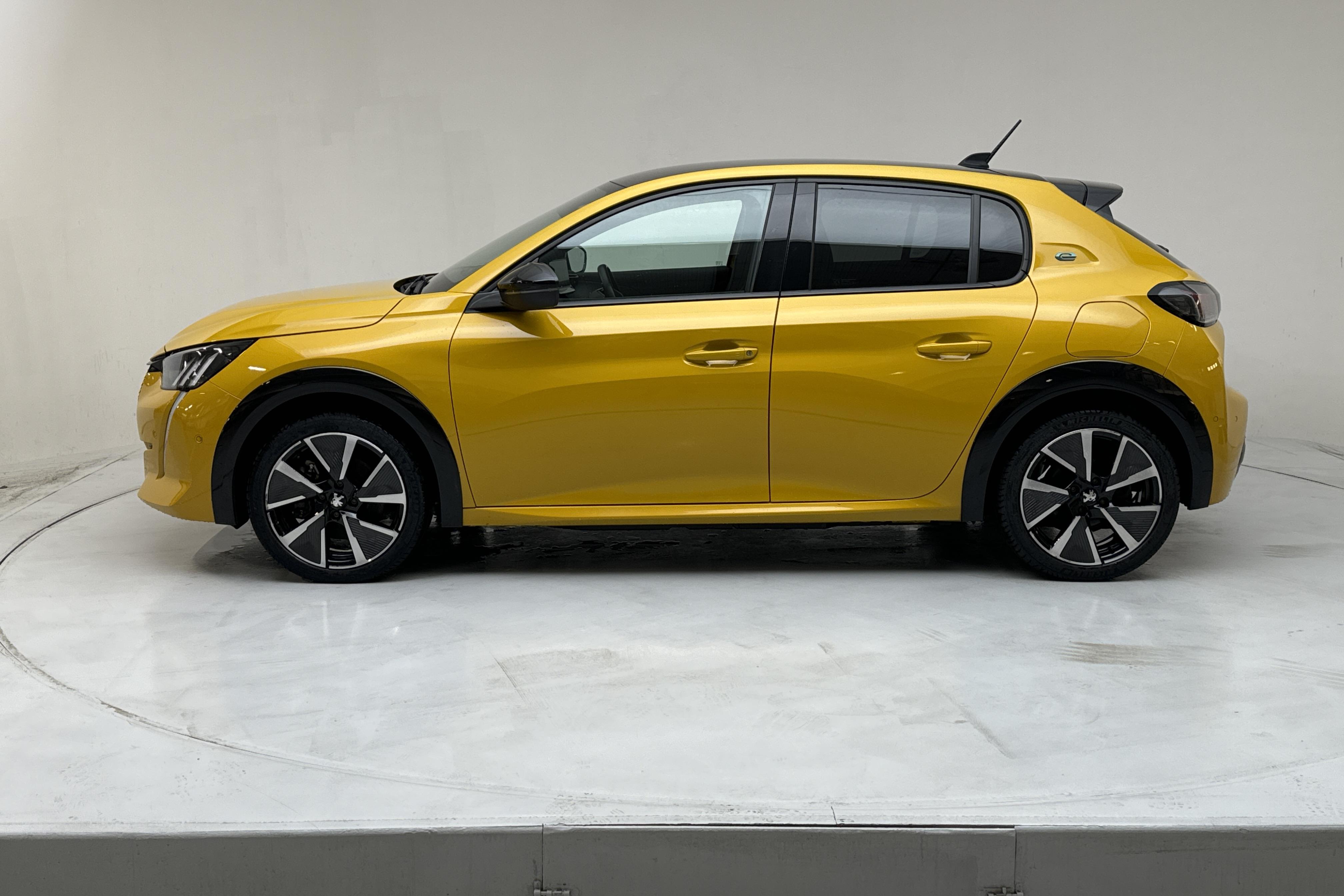 Peugeot e-208 50 kWh 5dr (136hk) - 28 480 km - Automatic - yellow - 2022