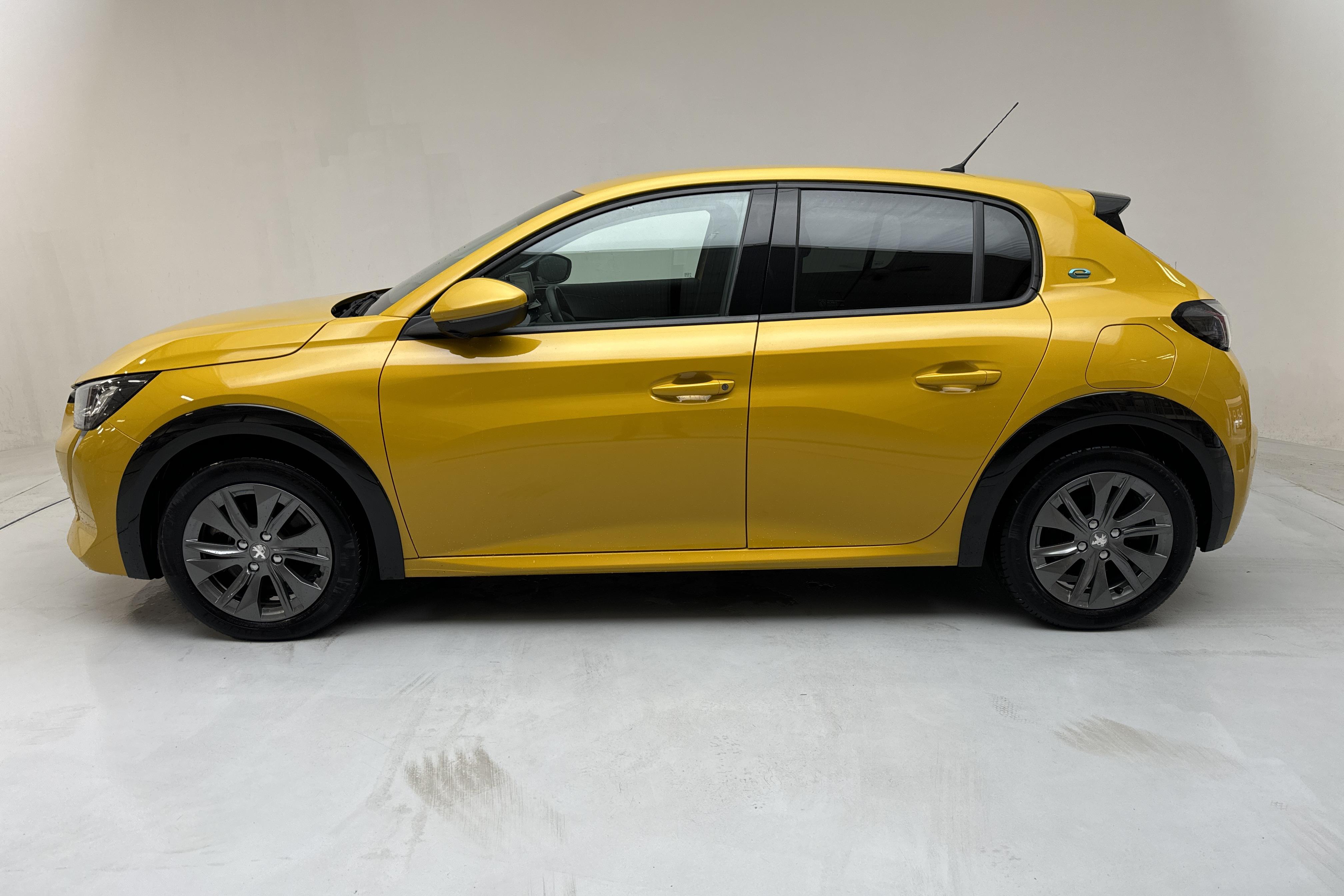 Peugeot e-208 50 kWh 5dr (136hk) - 42 080 km - Automatyczna - żółty - 2021