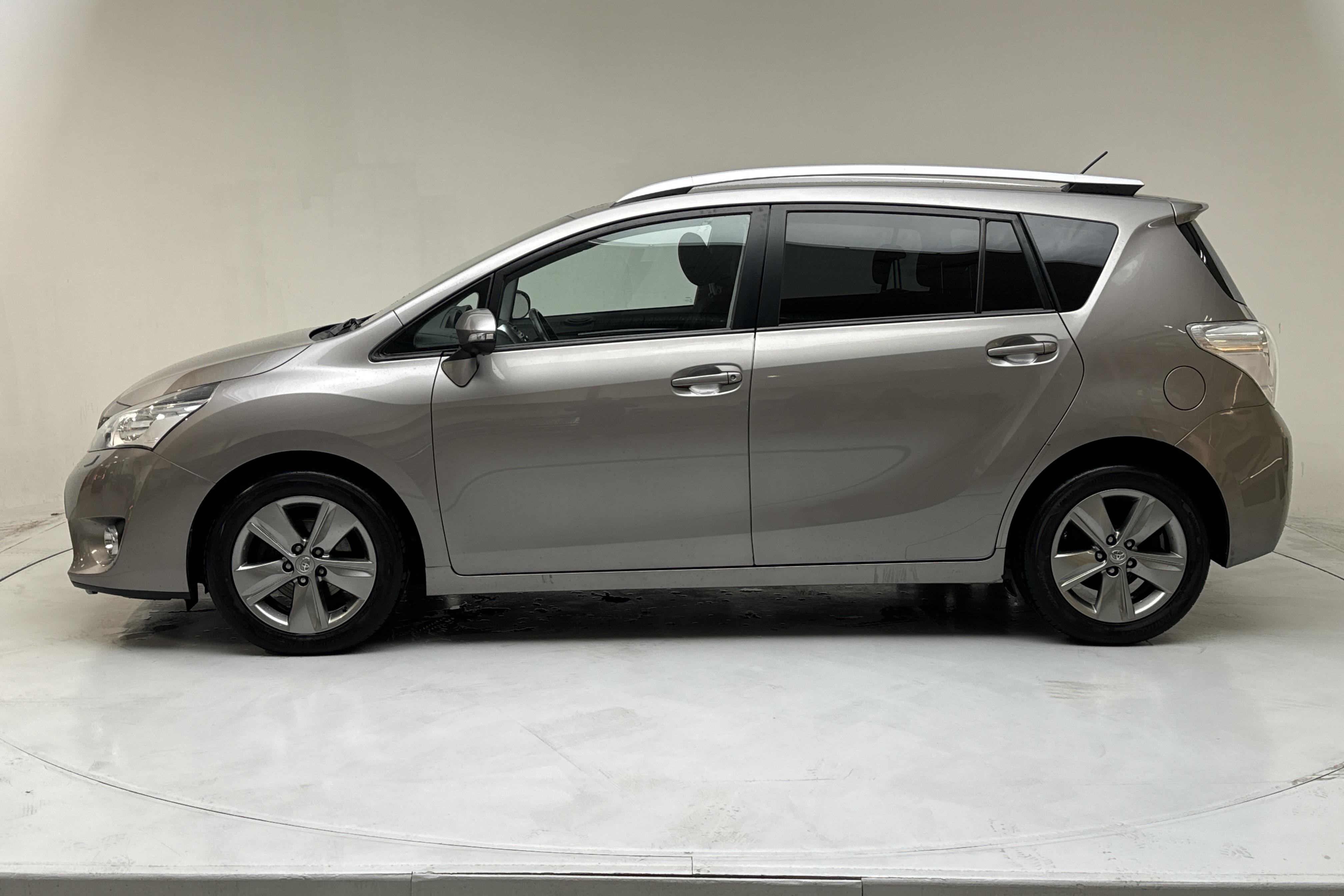 Toyota Verso 1.6 D-4D DPF (112hk) - 165 770 km - Manualna - brązowy - 2015