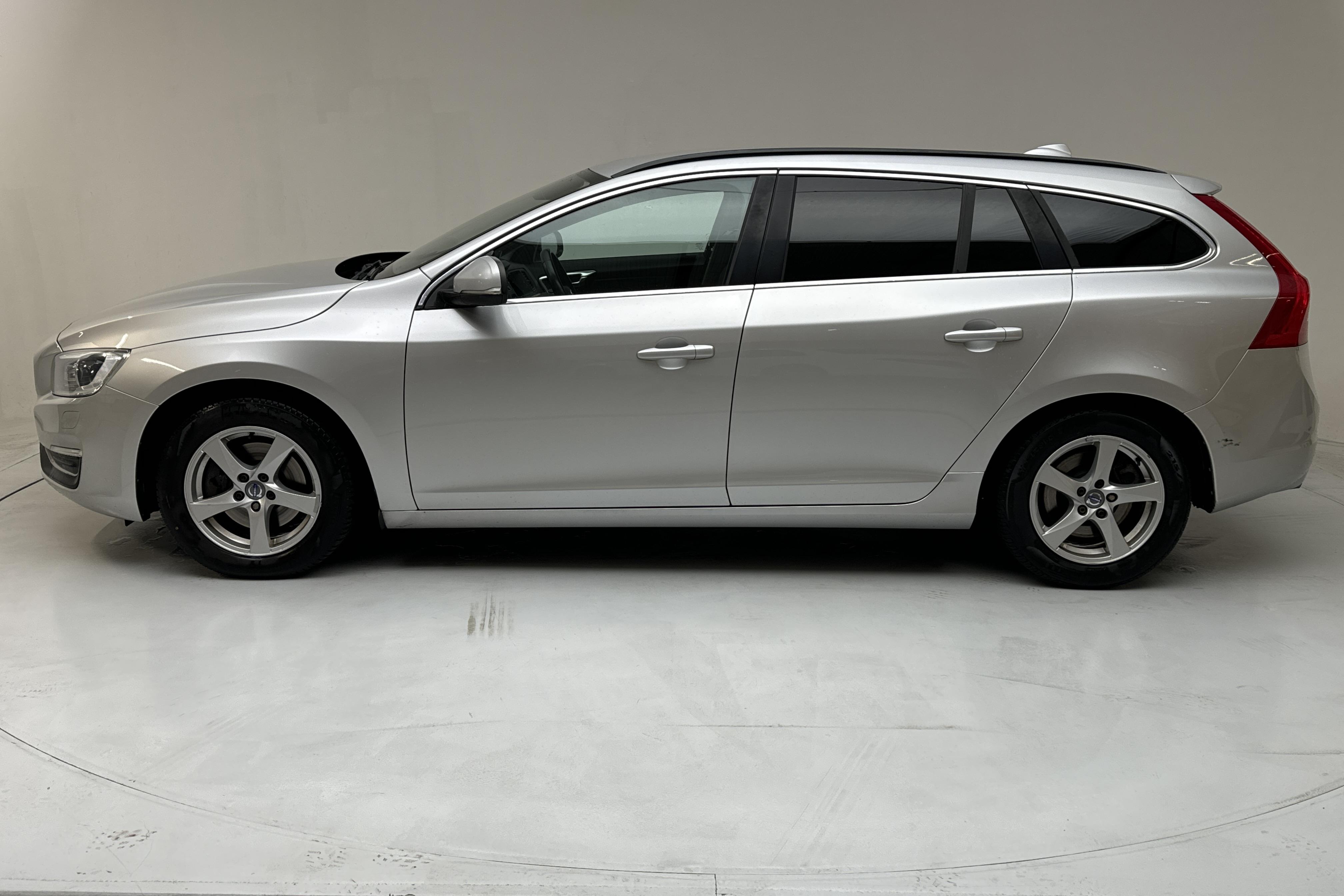 Volvo V60 T5 Bi-fuel (245hk) - 159 610 km - Automaattinen - hopea - 2016