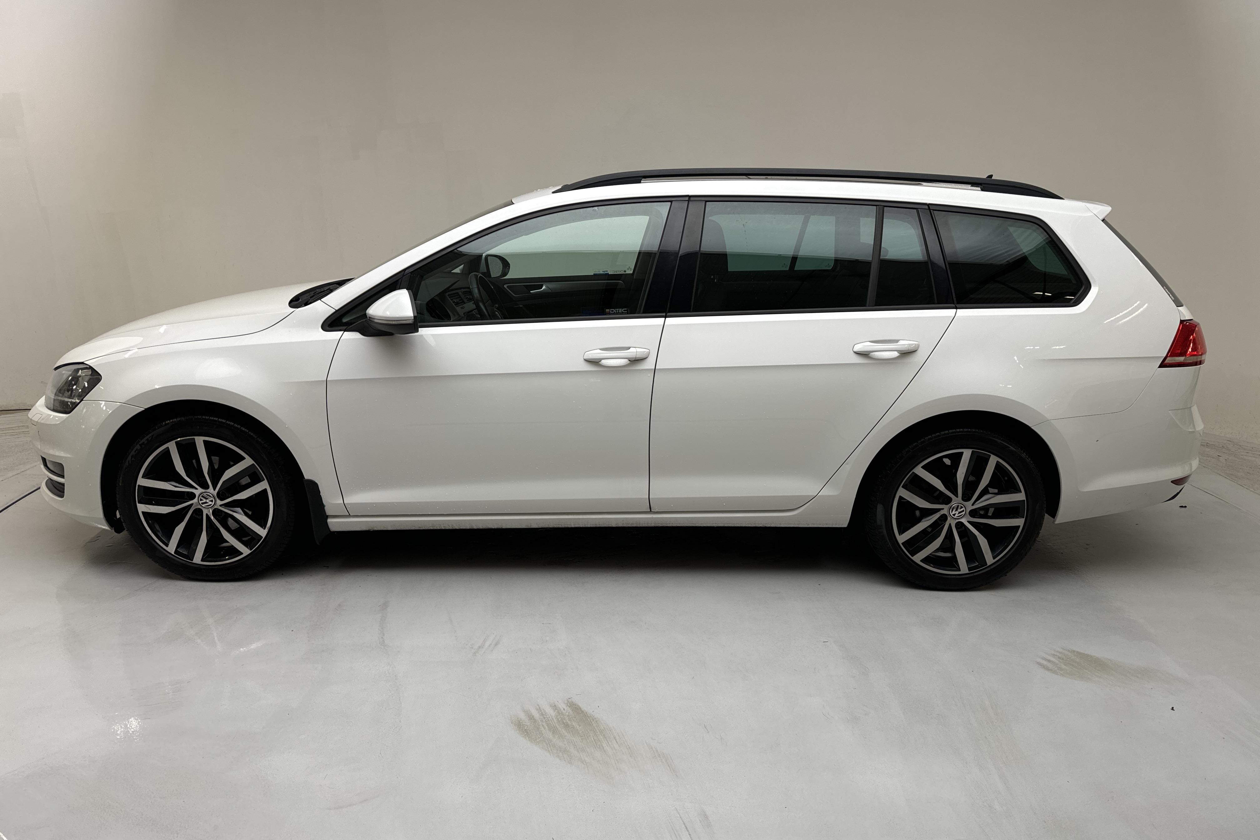 VW Golf VII 1.4 TGI BlueMotion Sportscombi (110hk) - 13 692 mil - Automat - vit - 2015