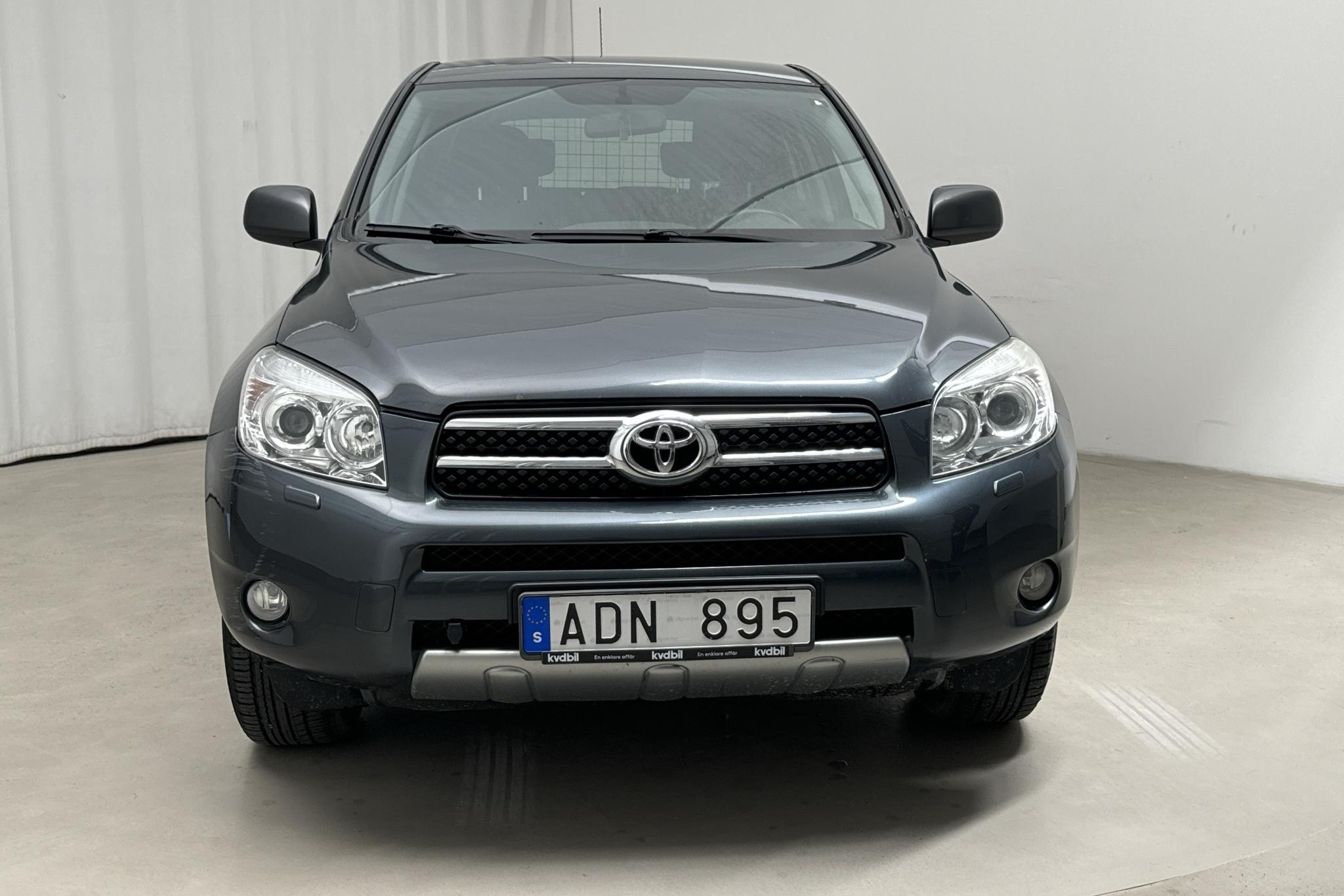 Toyota RAV4 2.2 D-4D (136hk) - 19 733 mil - Manuell - Dark Grey - 2008