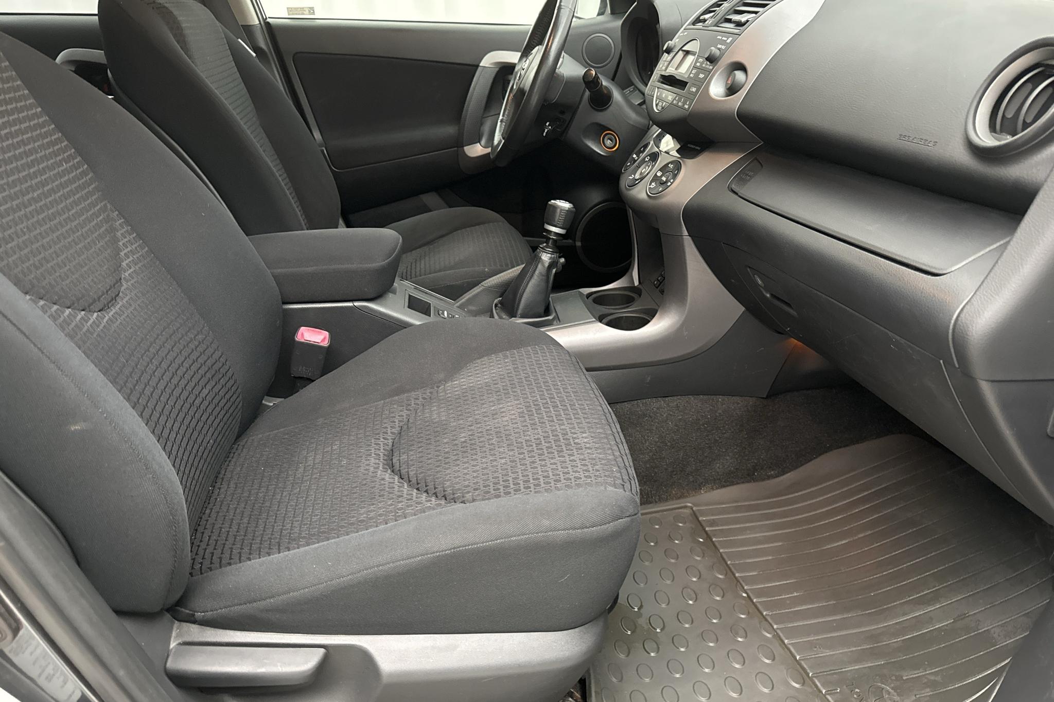 Toyota RAV4 2.2 D-4D (136hk) - 197 330 km - Käsitsi - Dark Grey - 2008