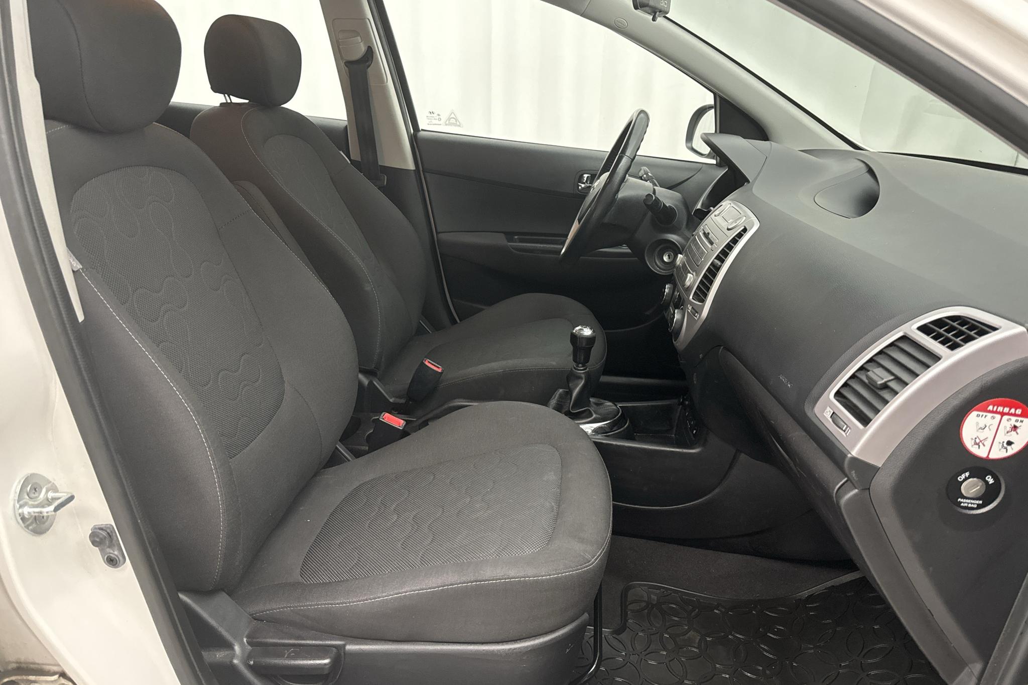 Hyundai i20 1.2 (78hk) - 171 220 km - Käsitsi - valge - 2012