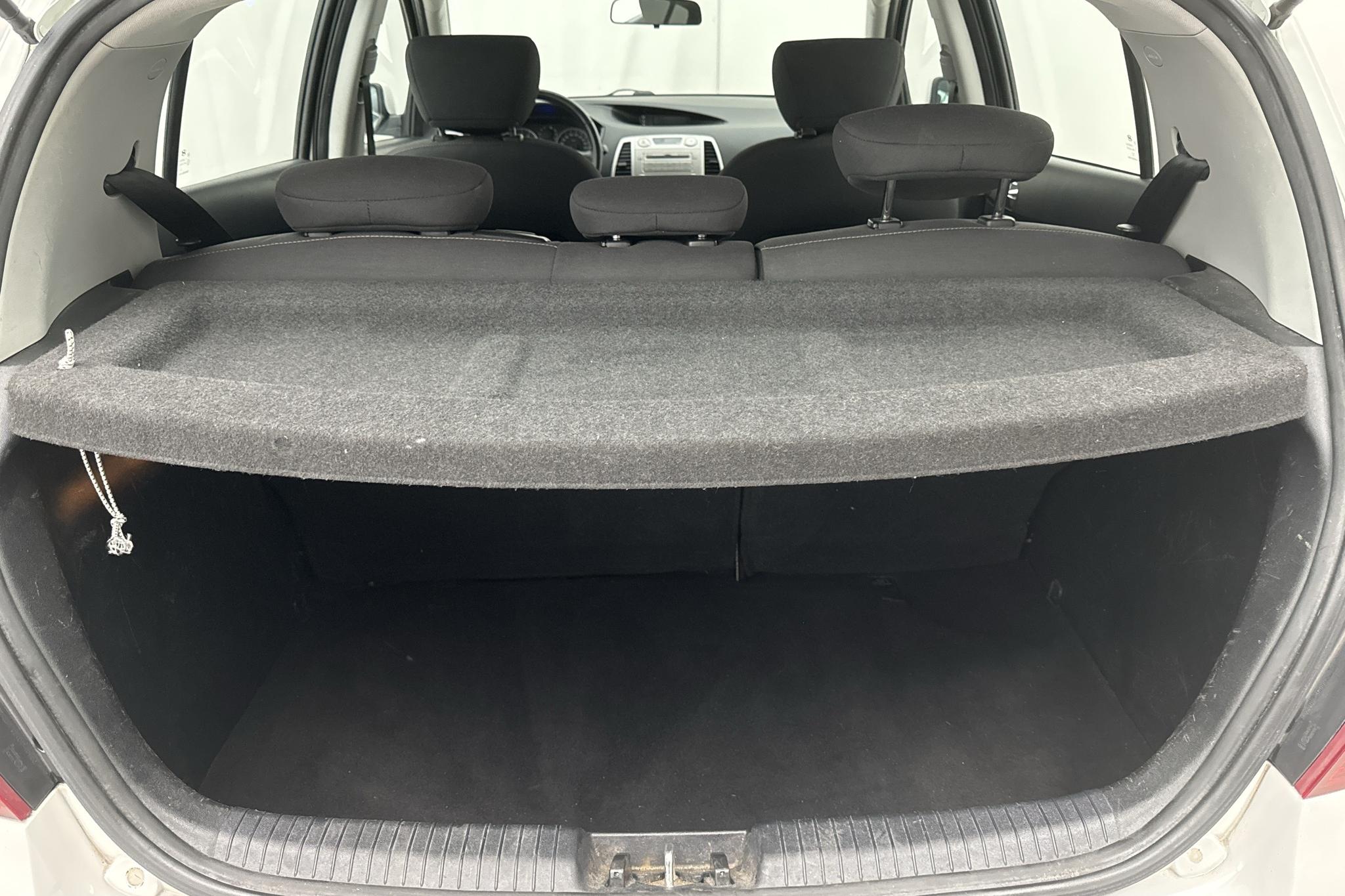 Hyundai i20 1.2 (78hk) - 171 220 km - Käsitsi - valge - 2012