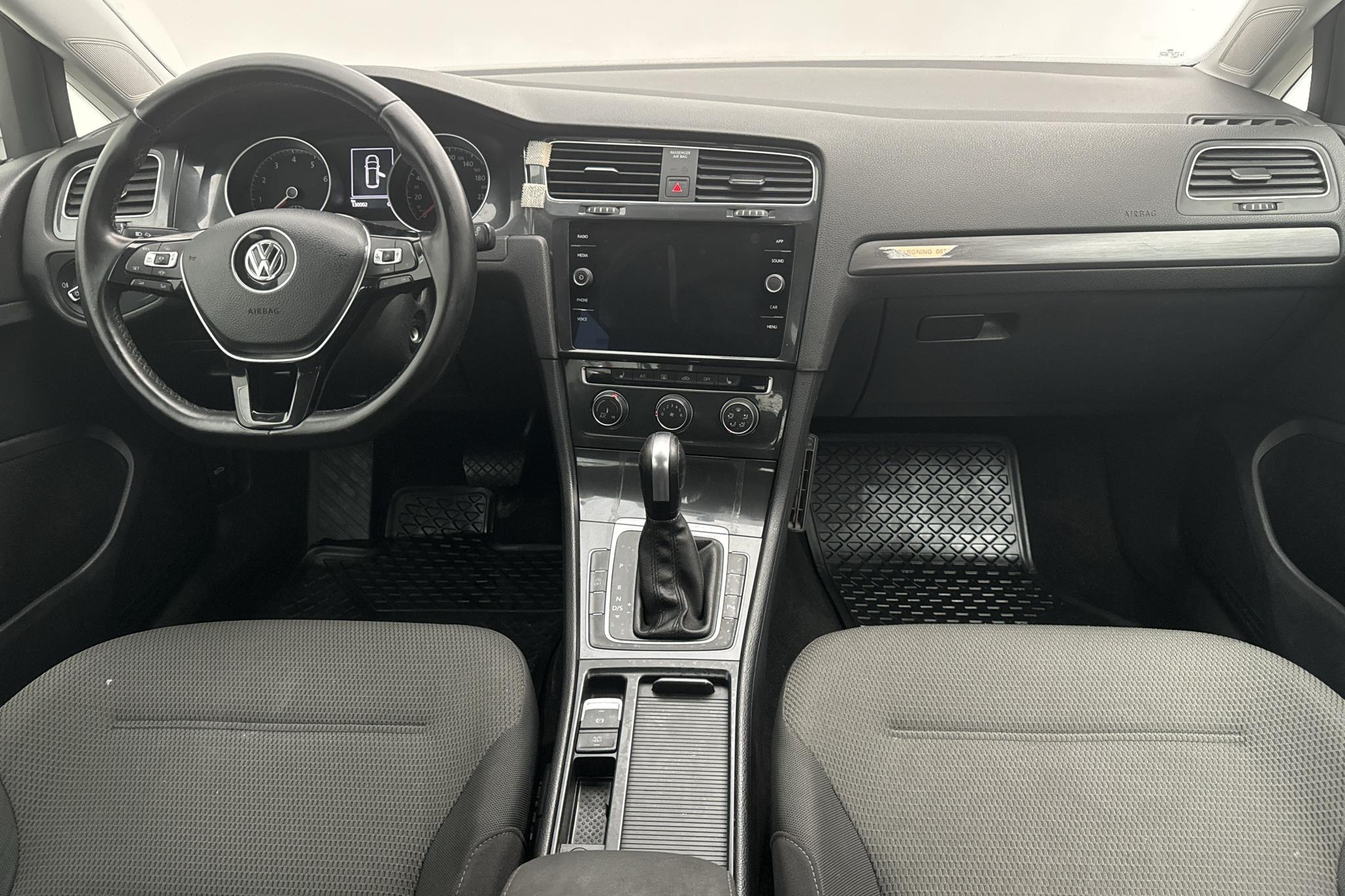 VW Golf VII 1.5 TGI 5dr (130hk) - 130 010 km - Automatyczna - biały - 2020