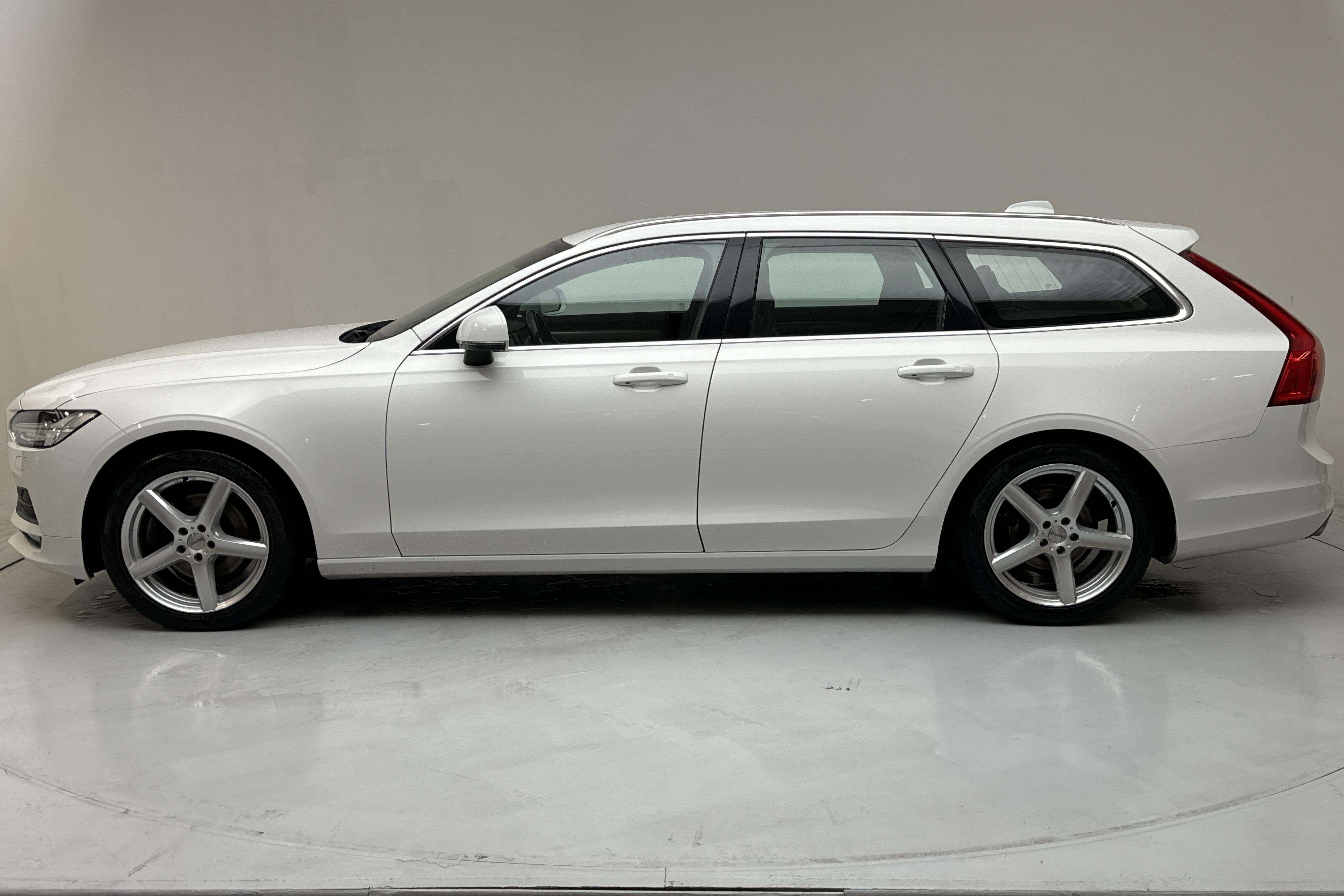 Volvo V90 D4 (190hk) - 118 610 km - Automaatne - valge - 2017