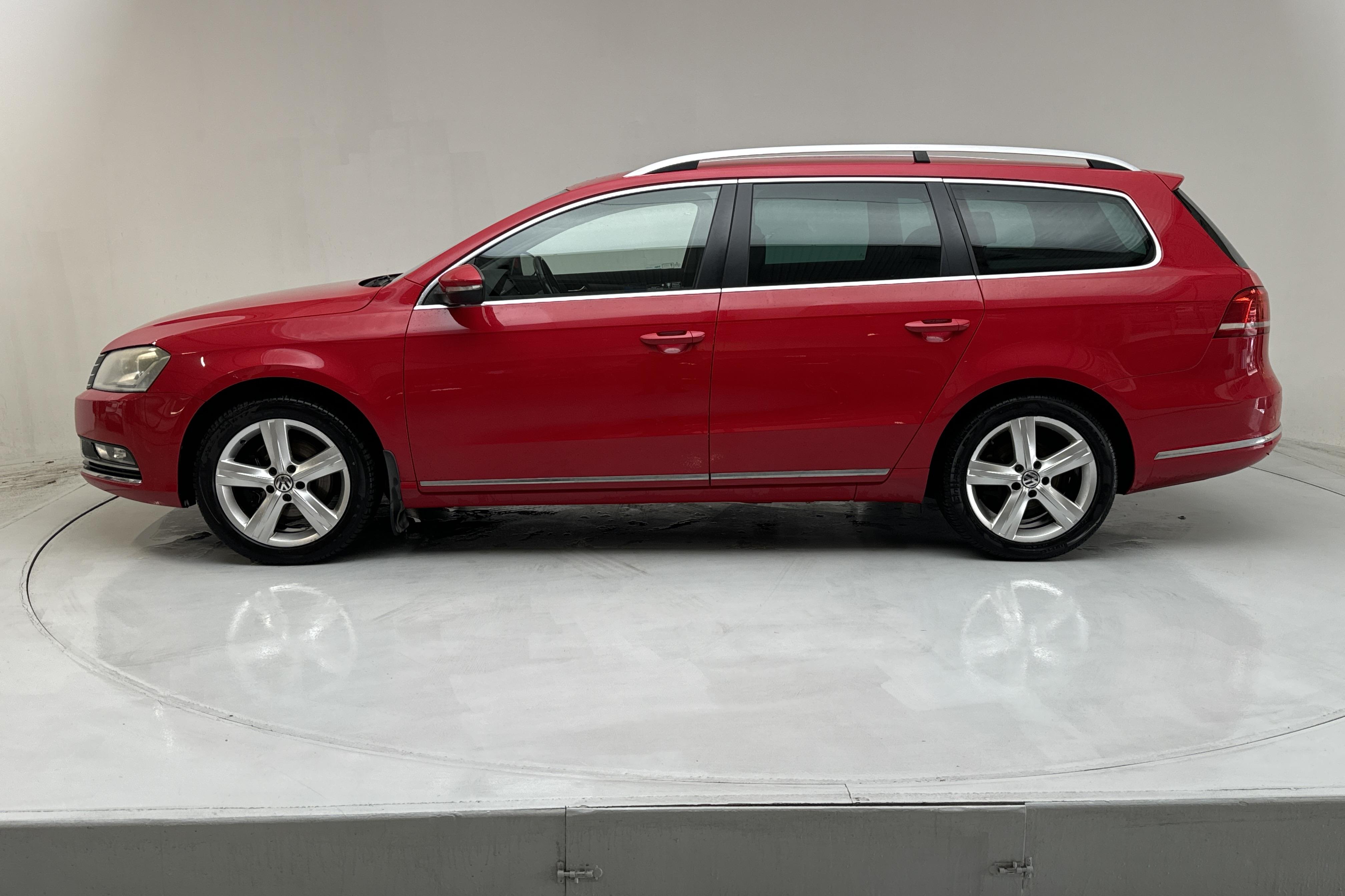 VW Passat 1.4 TSI EcoFuel Variant (150hk) - 165 660 km - Automatic - red - 2013