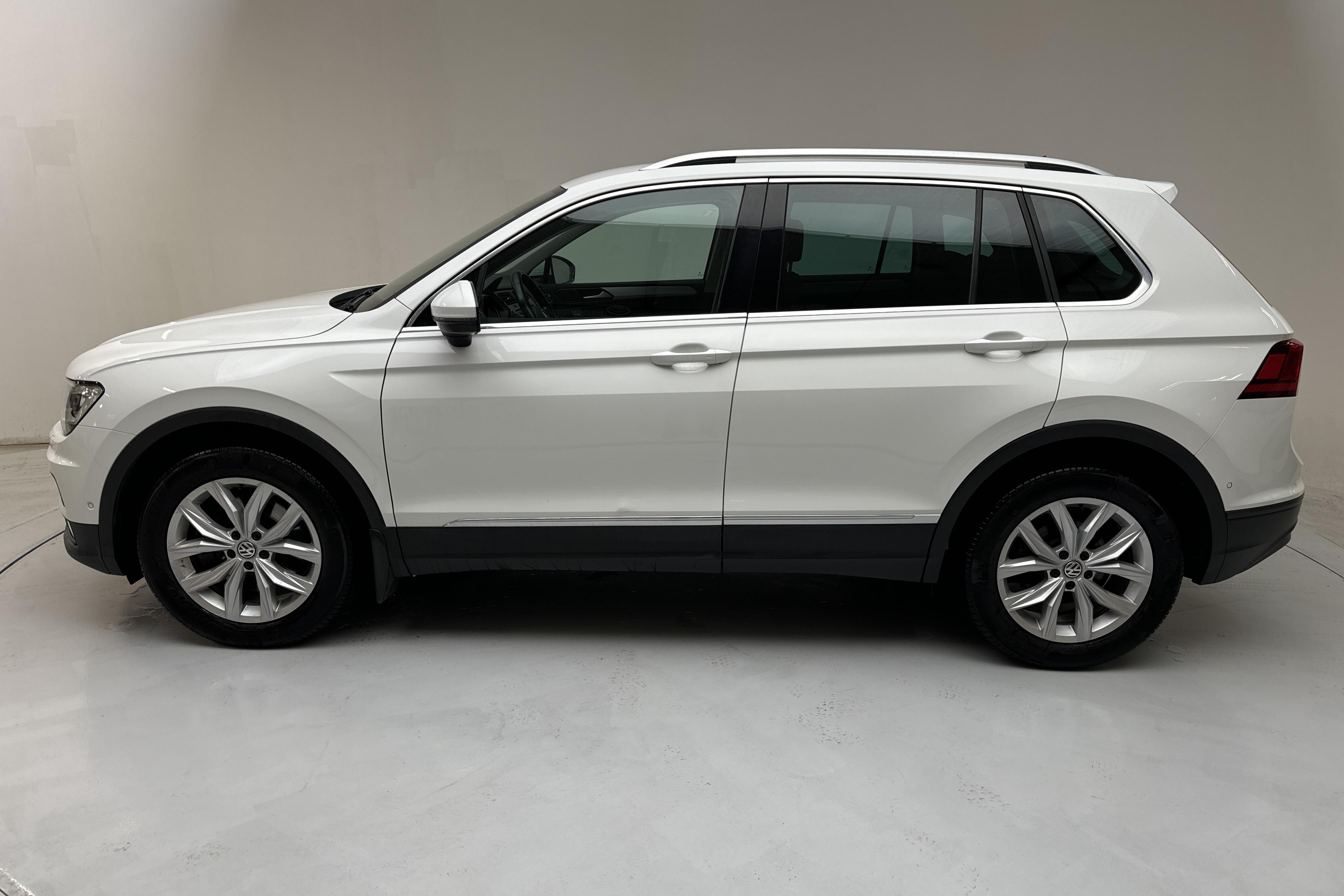 VW Tiguan 2.0 TSI 4MOTION (190hk) - 80 760 km - Automatyczna - biały - 2019