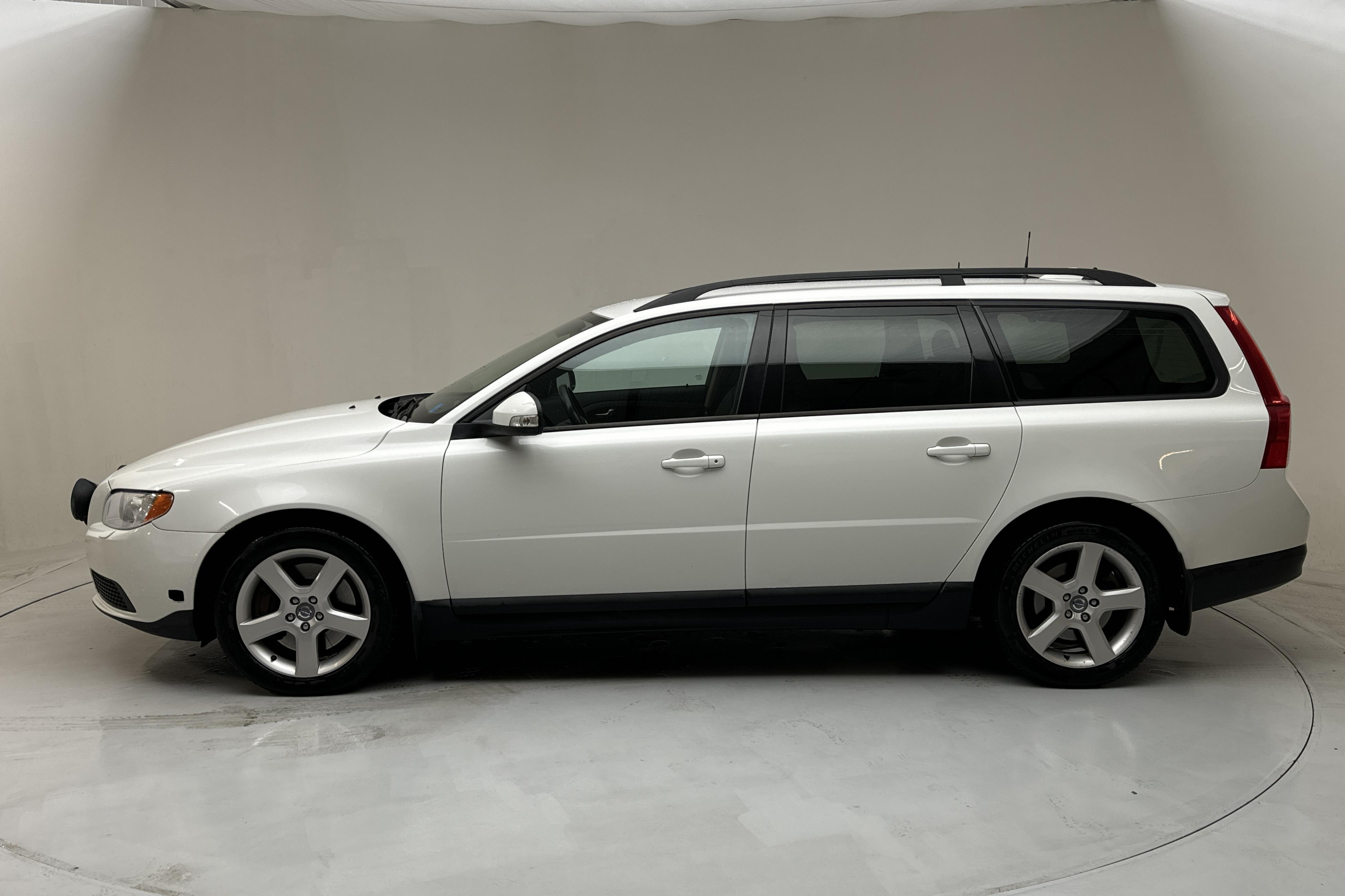 Volvo V70 II 2.5FT (231hk) - 268 100 km - Automatyczna - biały - 2010