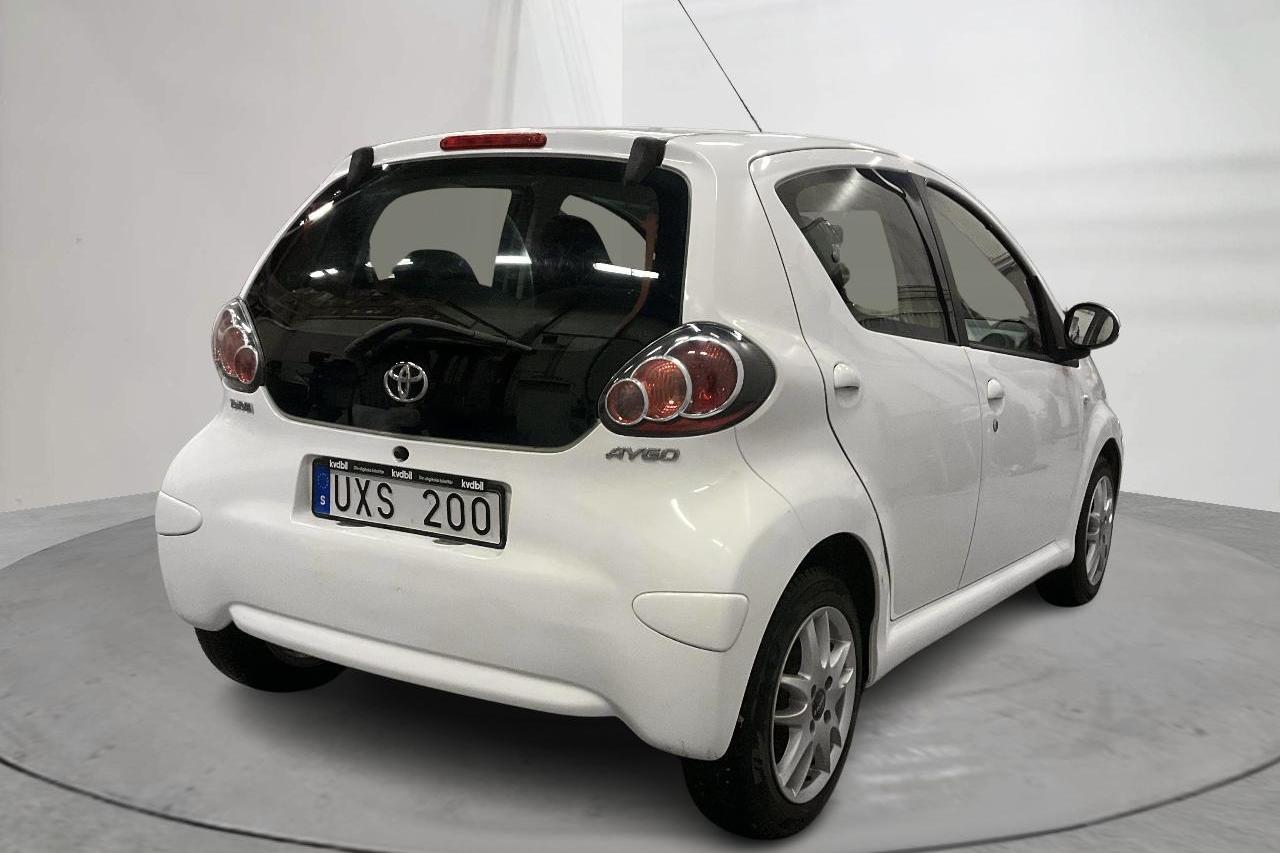 Toyota Aygo 1.0 VVT-i 5dr (68hk) - 97 510 km - Manualna - biały - 2011