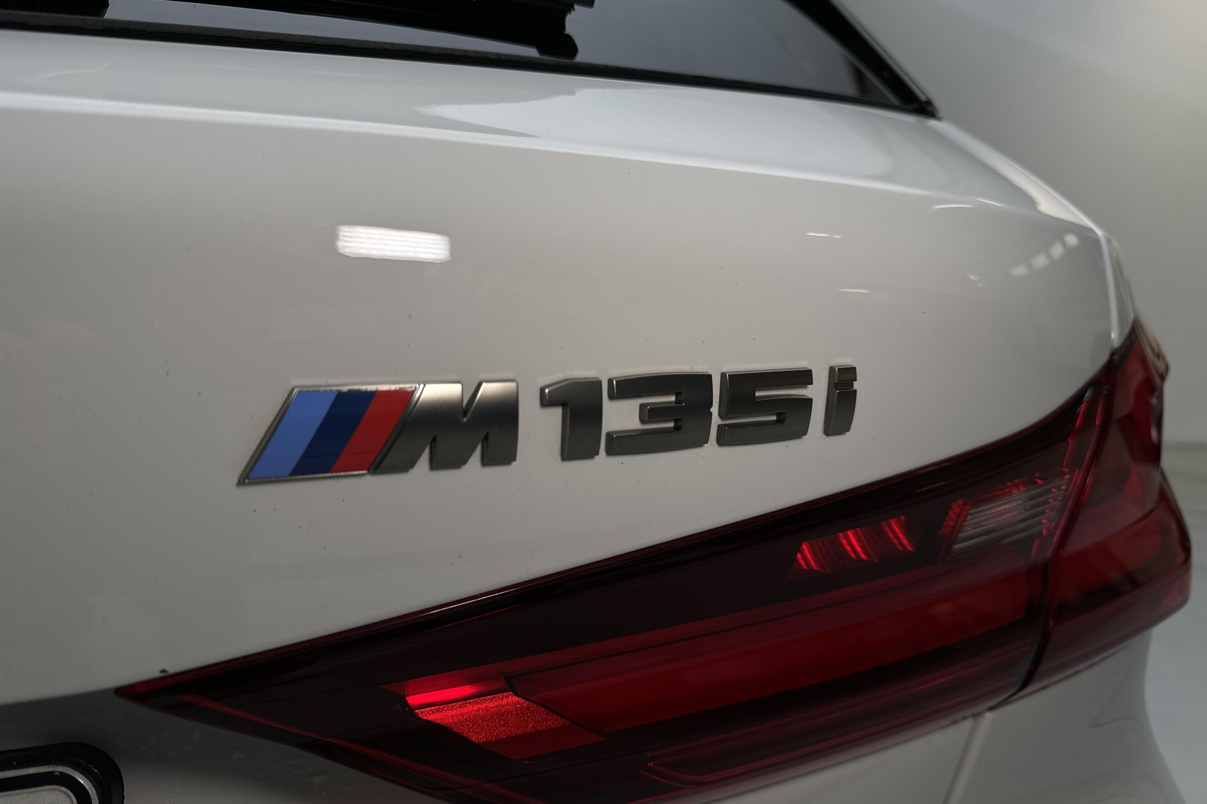 BMW M135i xDrive 5dr, F40 (306hk) - 40 300 km - Automatyczna - biały - 2020