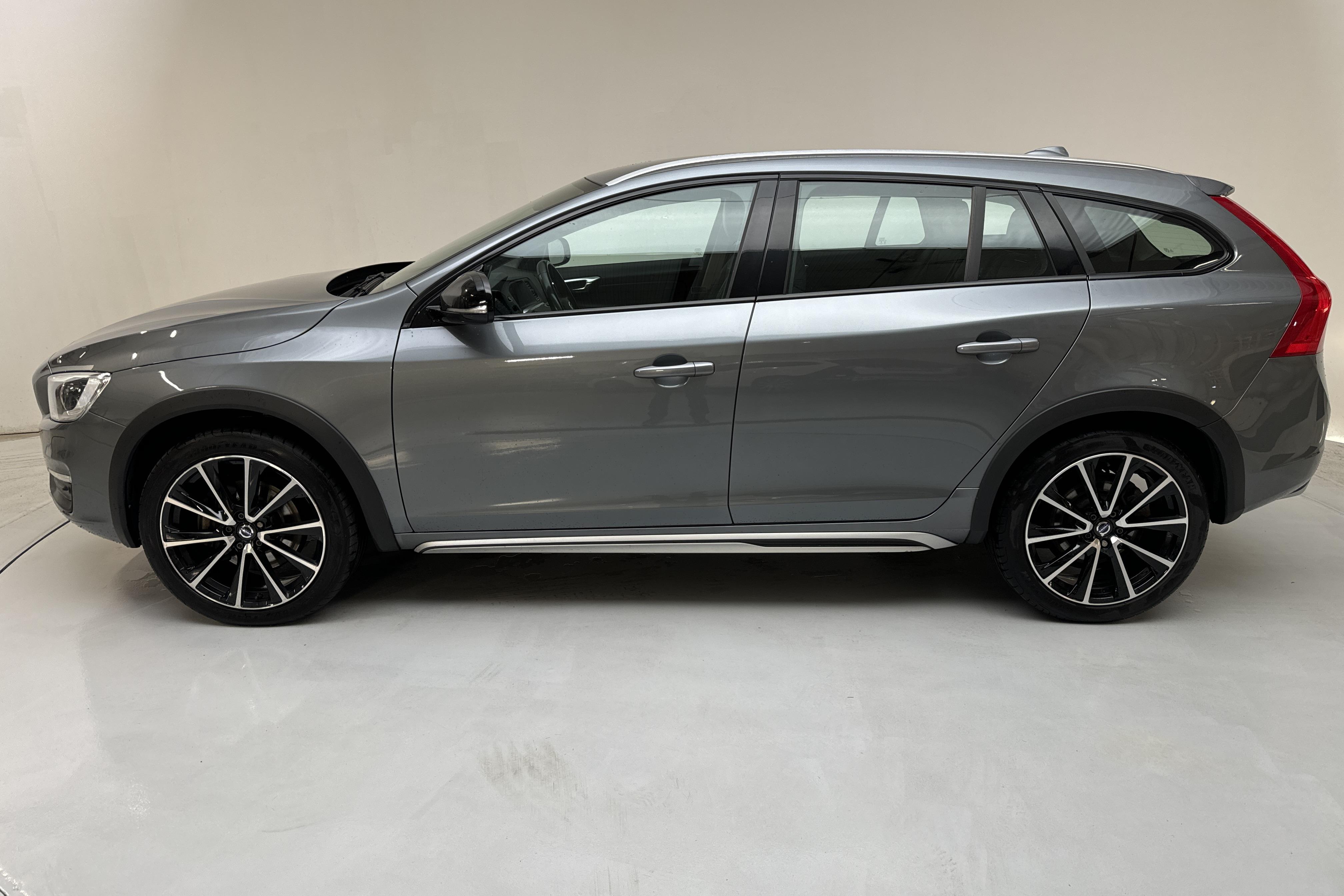 Volvo V60 D4 Cross Country (190hk) - 141 680 km - Automaatne - hall - 2018