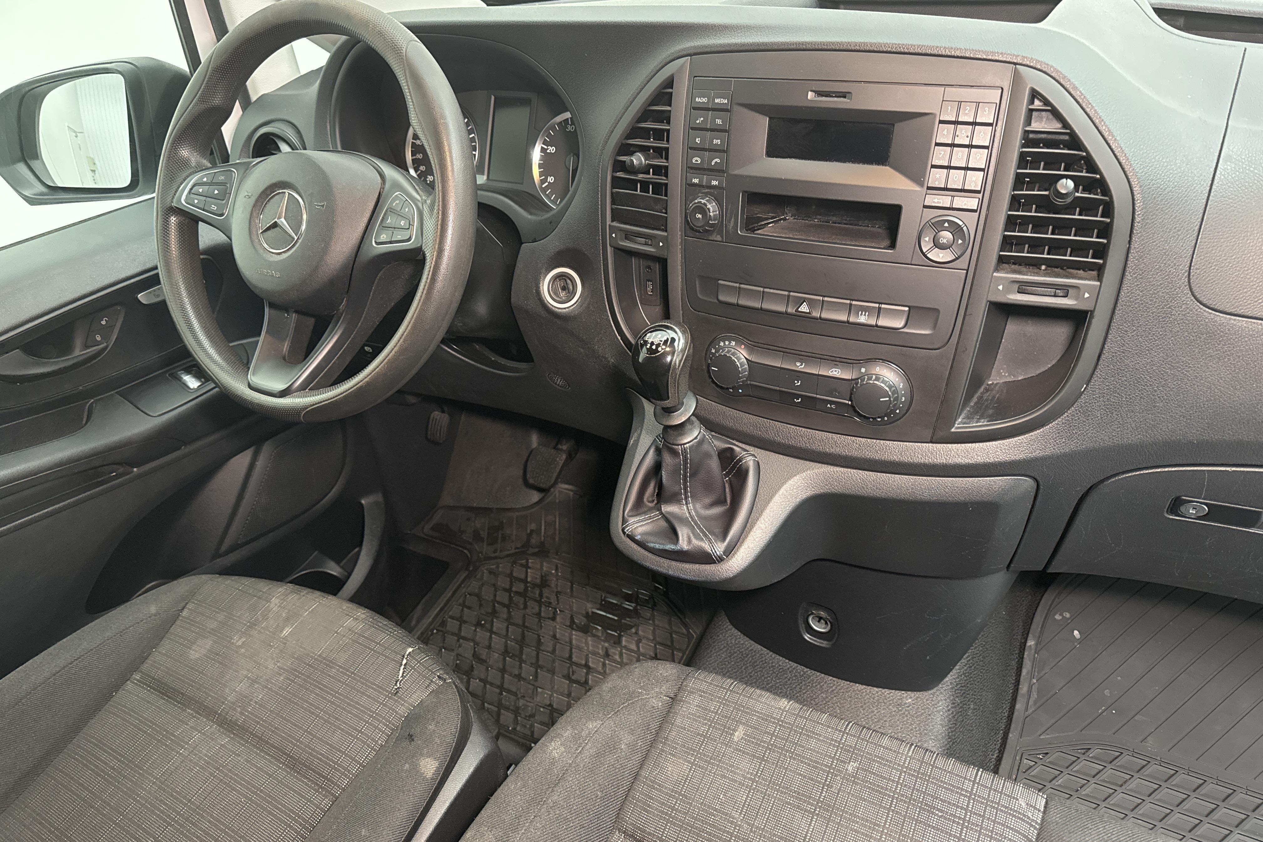 Mercedes Vito 111 CDI W640 (114hk) - 132 590 km - Manualna - biały - 2017