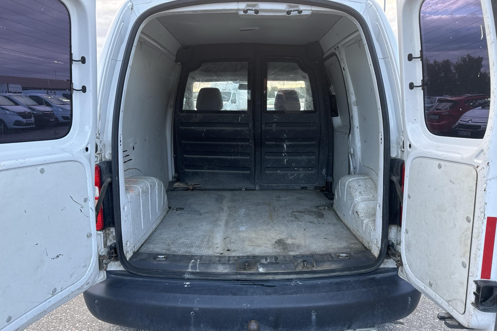 VW Caddy 1.6 TDI Skåp (102hk) - 165 720 km - Automatyczna - biały - 2015