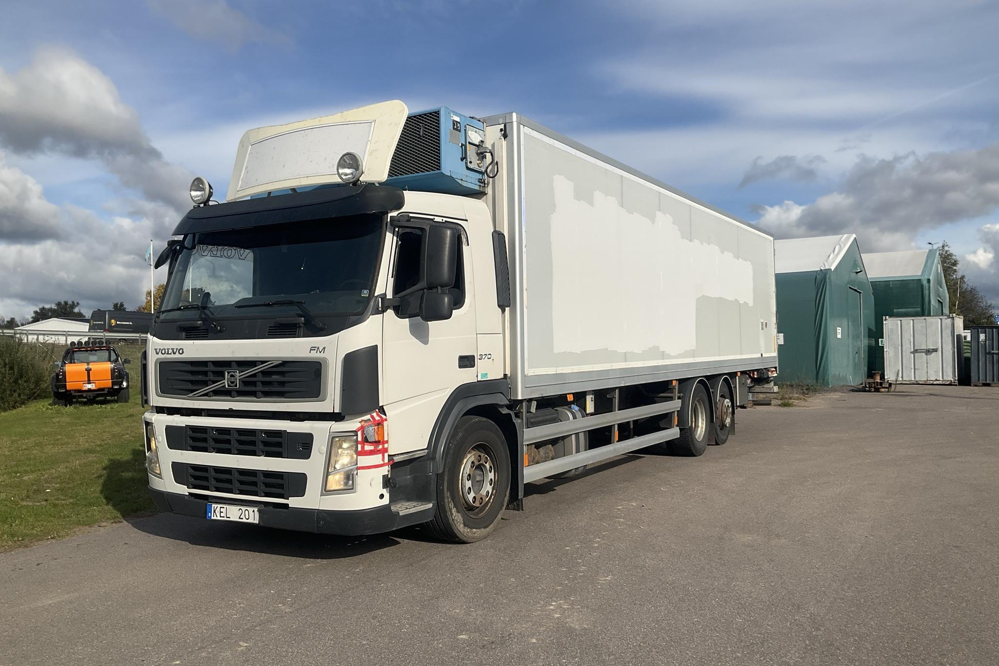 VOLVO FM370 - 702 741 km - Automat - vit - 2010