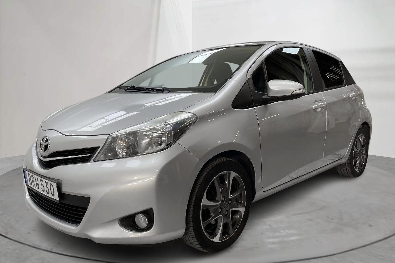 Toyota Yaris 1.33 5dr (100hk) - 75 680 km - Manualna - srebro - 2014