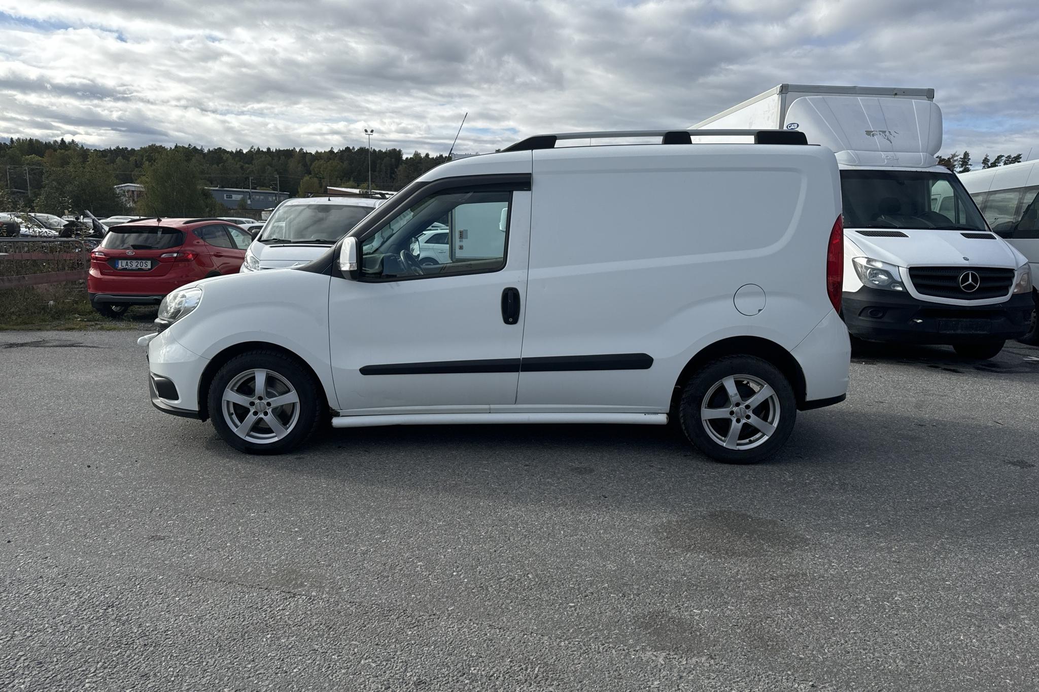 Fiat Doblo Cargo 2.0 (135hk) - 175 340 km - Manuaalinen - valkoinen - 2015