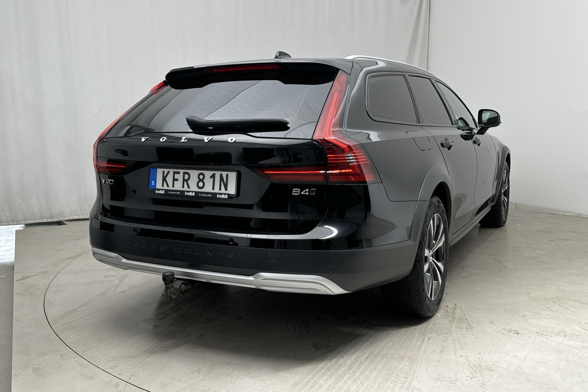 Volvo V90 B4 Cross Country AWD Mildhybrid, Diesel (197hk) - 107 010 km - Automaatne - must - 2022